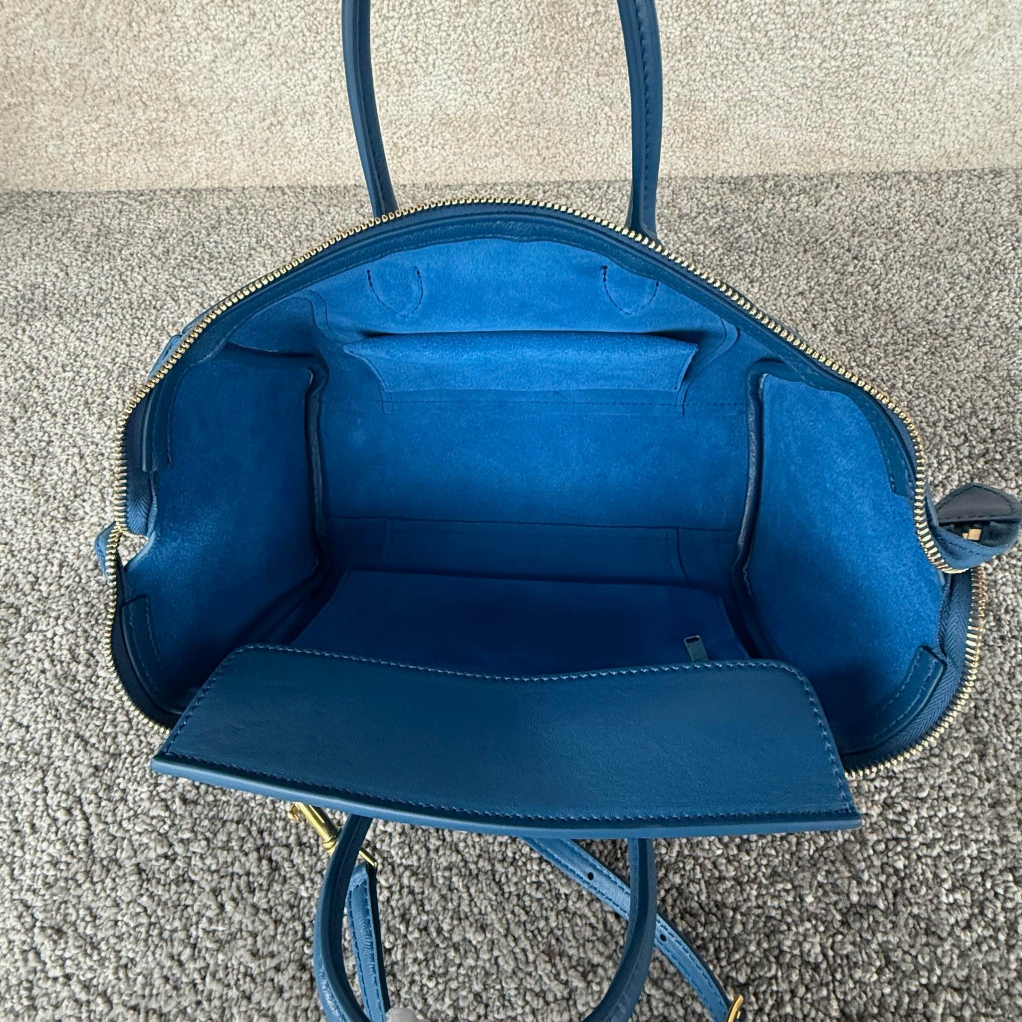 高品质原厂NEW LUGGAGE小号手袋38.5X11.5X16.5厘米)羊皮革牛剖层革衬里金色饰面手提