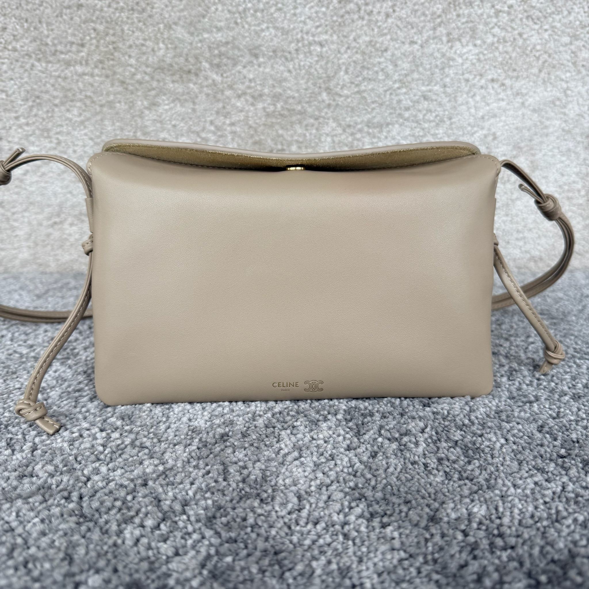 TRIO FLAP手袋迷你手袋，本款型可装下PLUS等较大的智能手机机型 22X14X4厘米)羊皮革牛剖