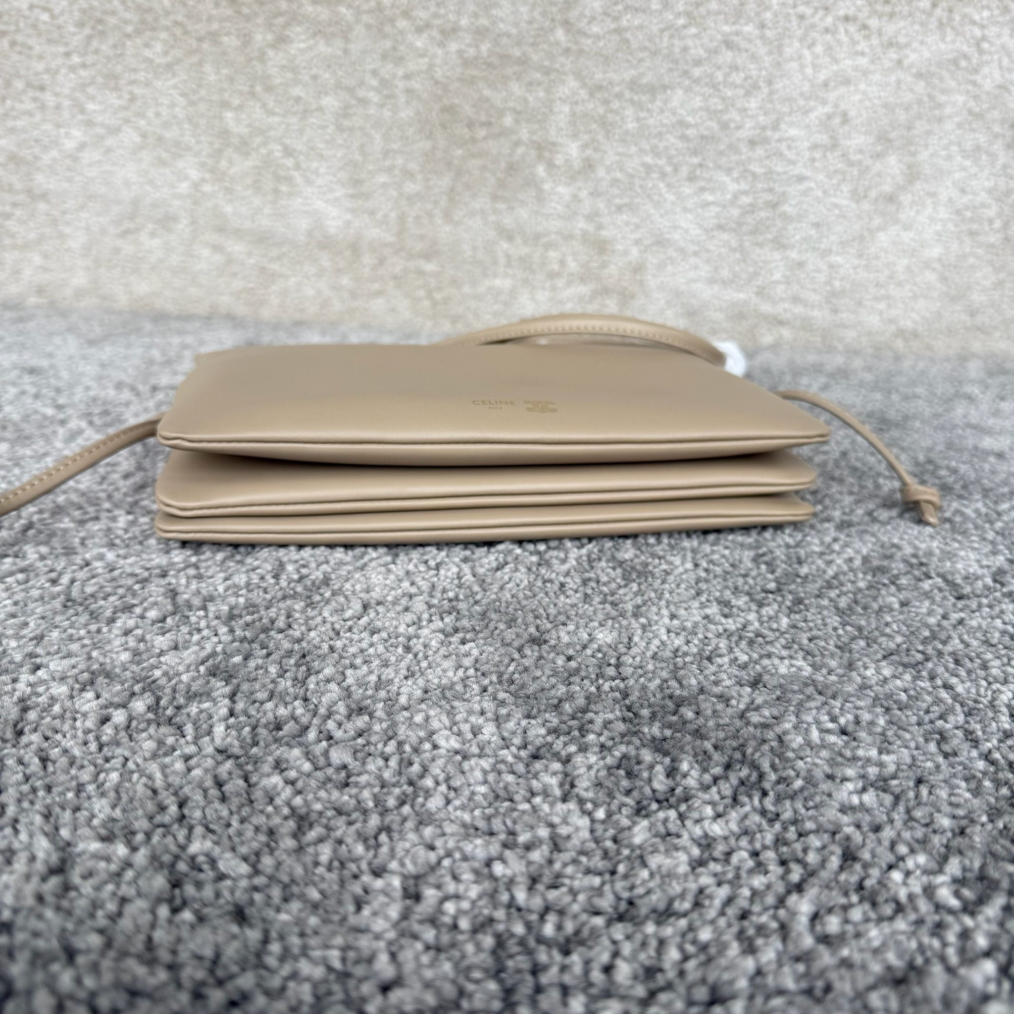 TRIO FLAP手袋迷你手袋，本款型可装下PLUS等较大的智能手机机型 22X14X4厘米)羊皮革牛剖