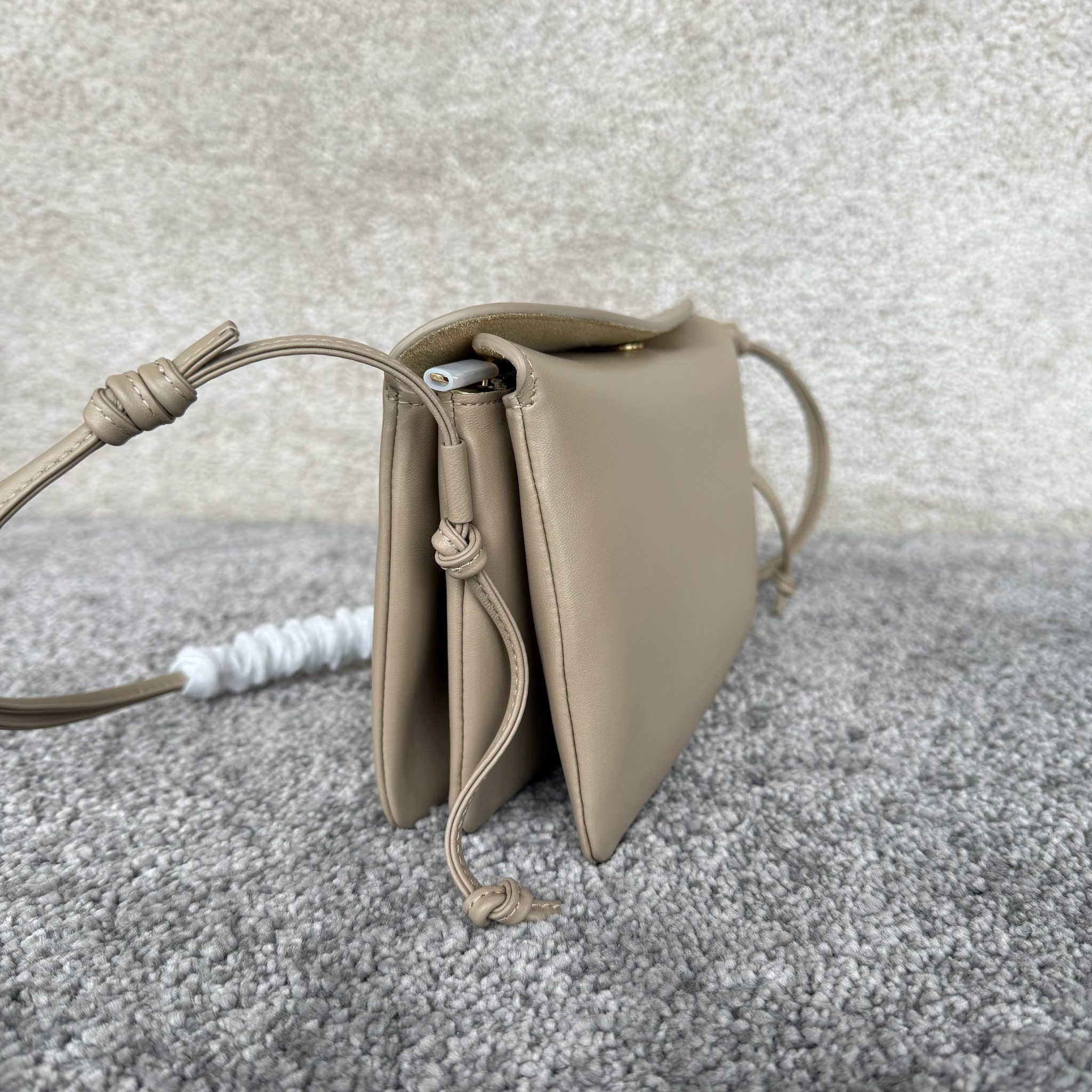 TRIO FLAP手袋迷你手袋，本款型可装下PLUS等较大的智能手机机型 22X14X4厘米)羊皮革牛剖