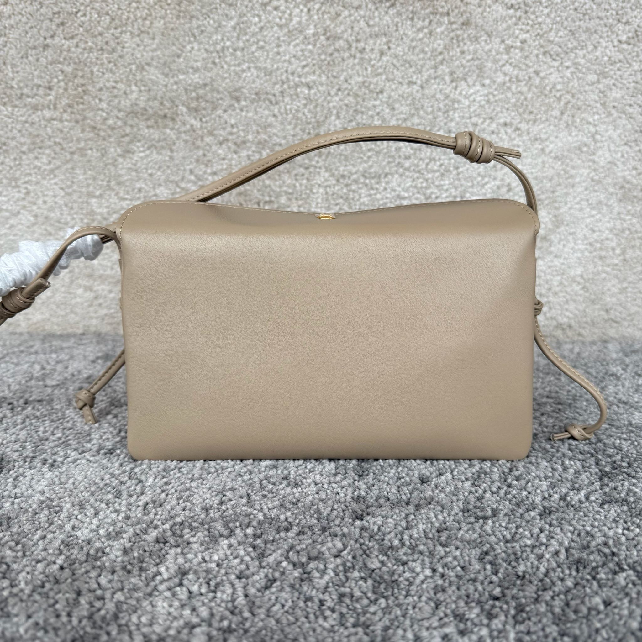 TRIO FLAP手袋迷你手袋，本款型可装下PLUS等较大的智能手机机型 22X14X4厘米)羊皮革牛剖