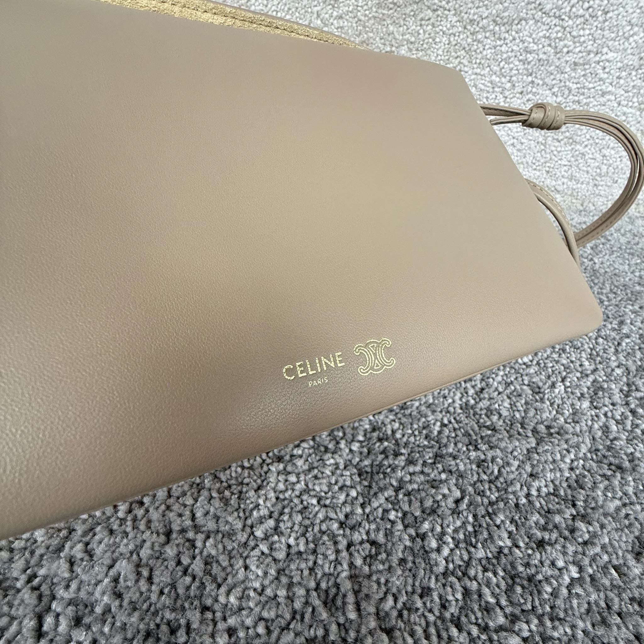 TRIO FLAP手袋迷你手袋，本款型可装下PLUS等较大的智能手机机型 22X14X4厘米)羊皮革牛剖