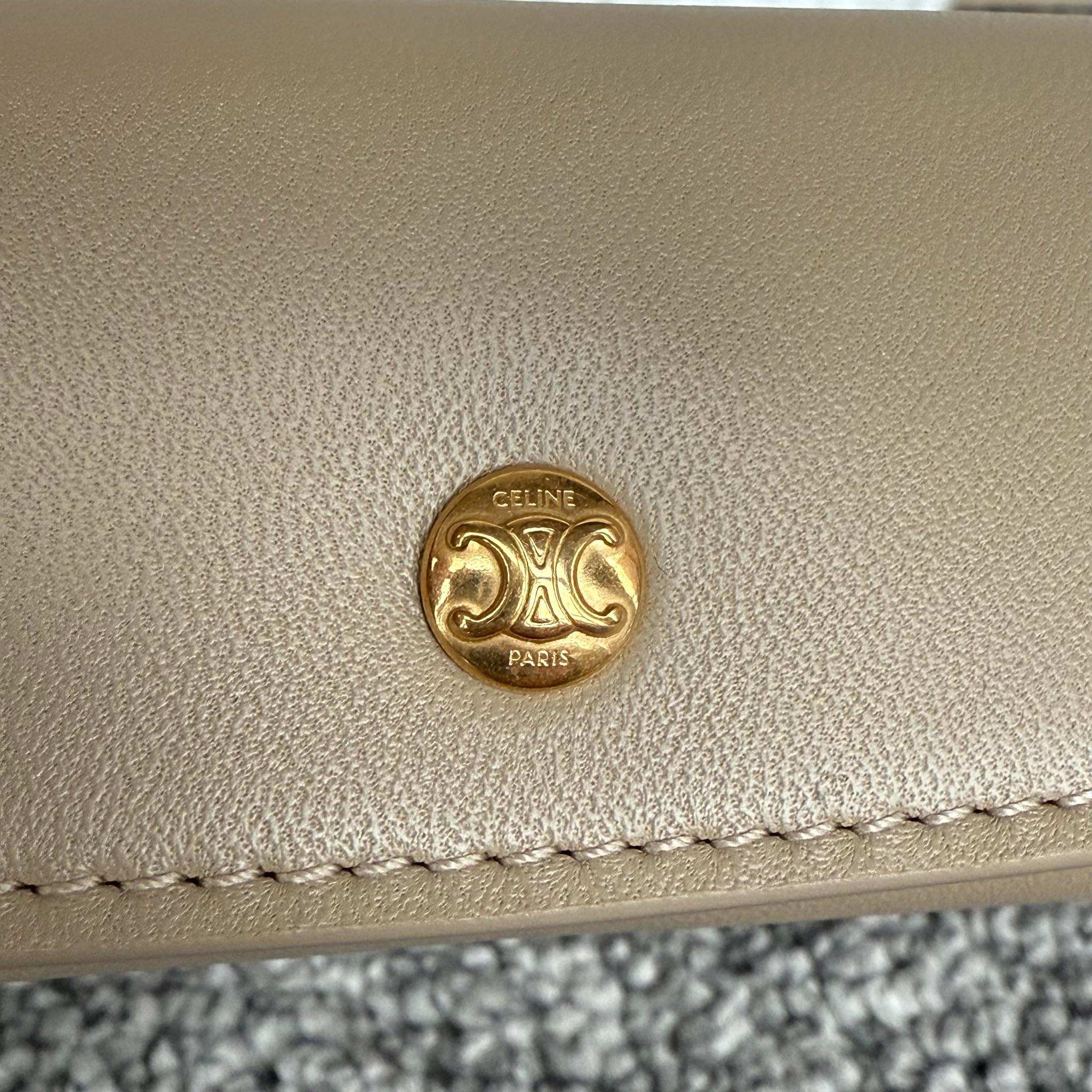 TRIO FLAP手袋迷你手袋，本款型可装下PLUS等较大的智能手机机型 22X14X4厘米)羊皮革牛剖