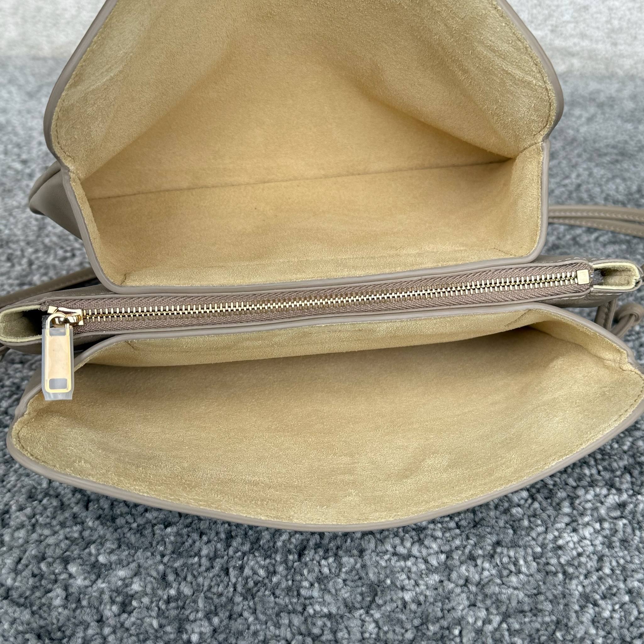 TRIO FLAP手袋迷你手袋，本款型可装下PLUS等较大的智能手机机型 22X14X4厘米)羊皮革牛剖