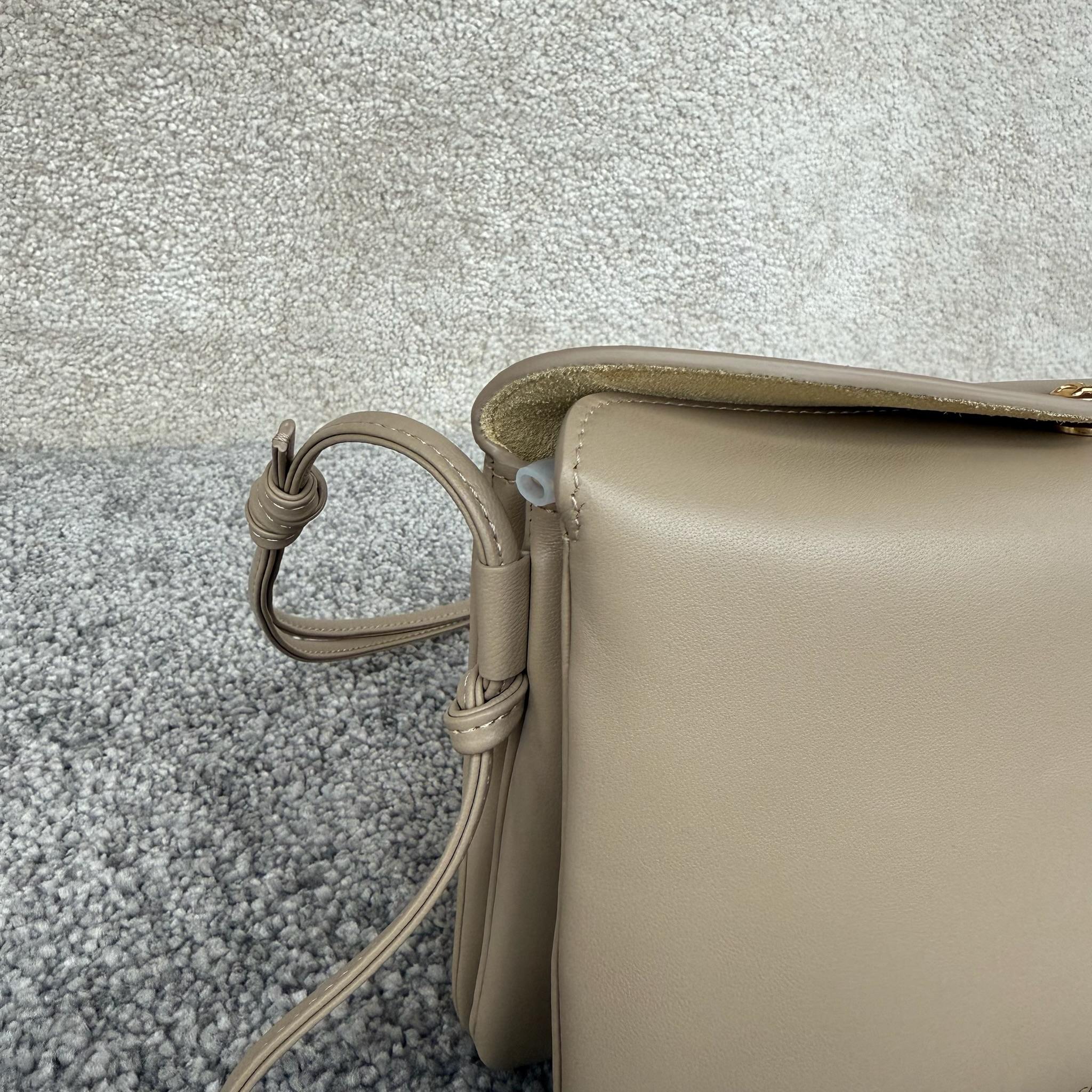 TRIO FLAP手袋迷你手袋，本款型可装下PLUS等较大的智能手机机型 22X14X4厘米)羊皮革牛剖