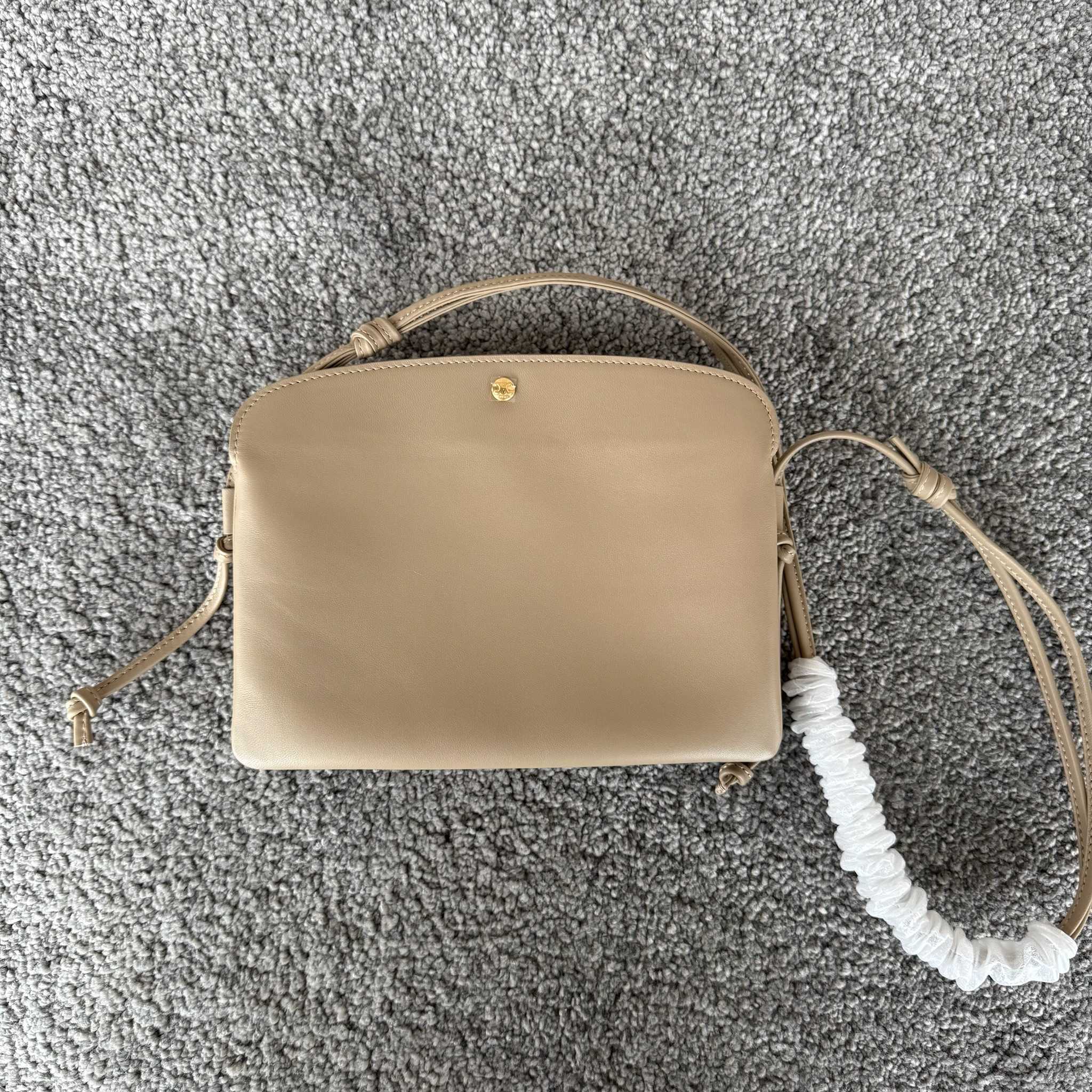 TRIO FLAP手袋迷你手袋，本款型可装下PLUS等较大的智能手机机型 22X14X4厘米)羊皮革牛剖