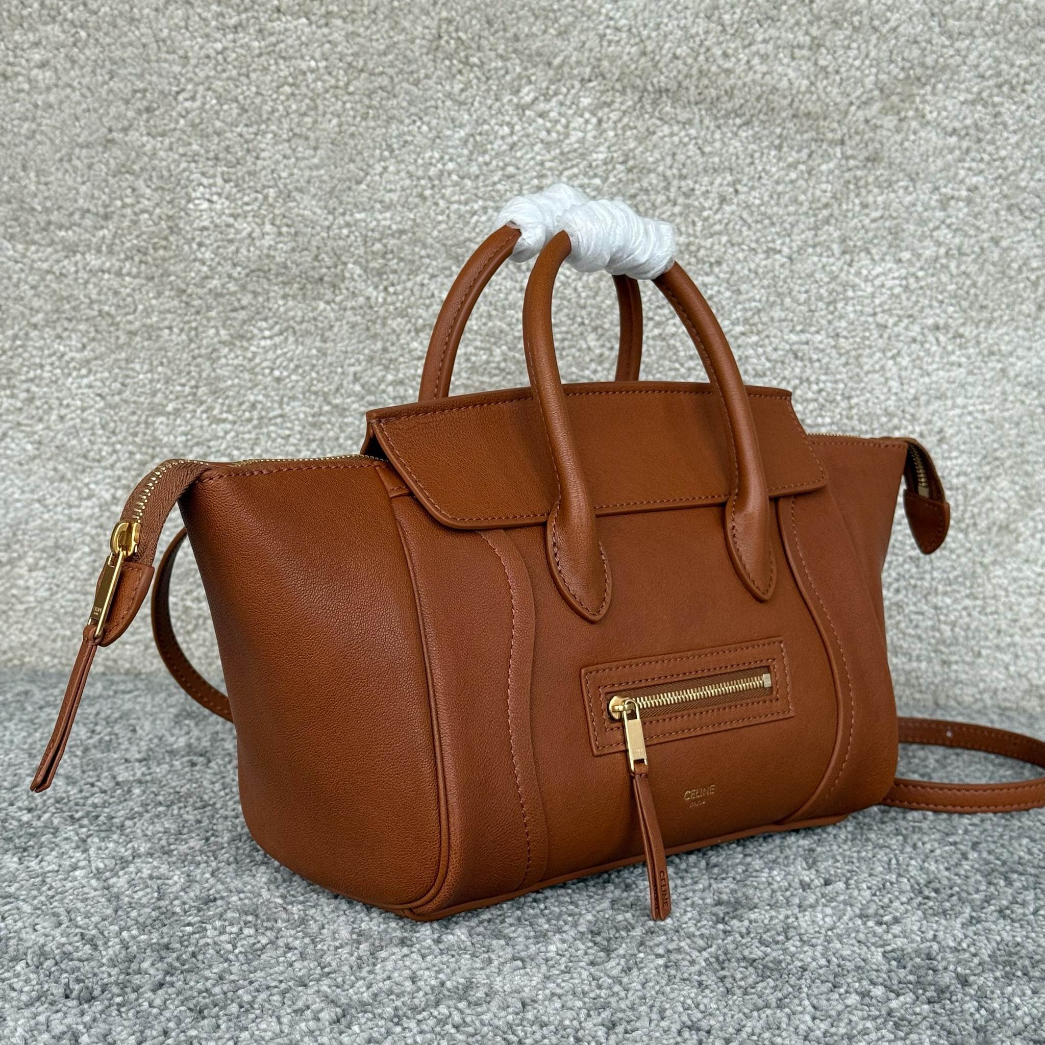 高品质原厂NEW LUGGAGE小号手袋38.5X11.5X16.5厘米)羊皮革牛剖层革衬里金色饰面手提