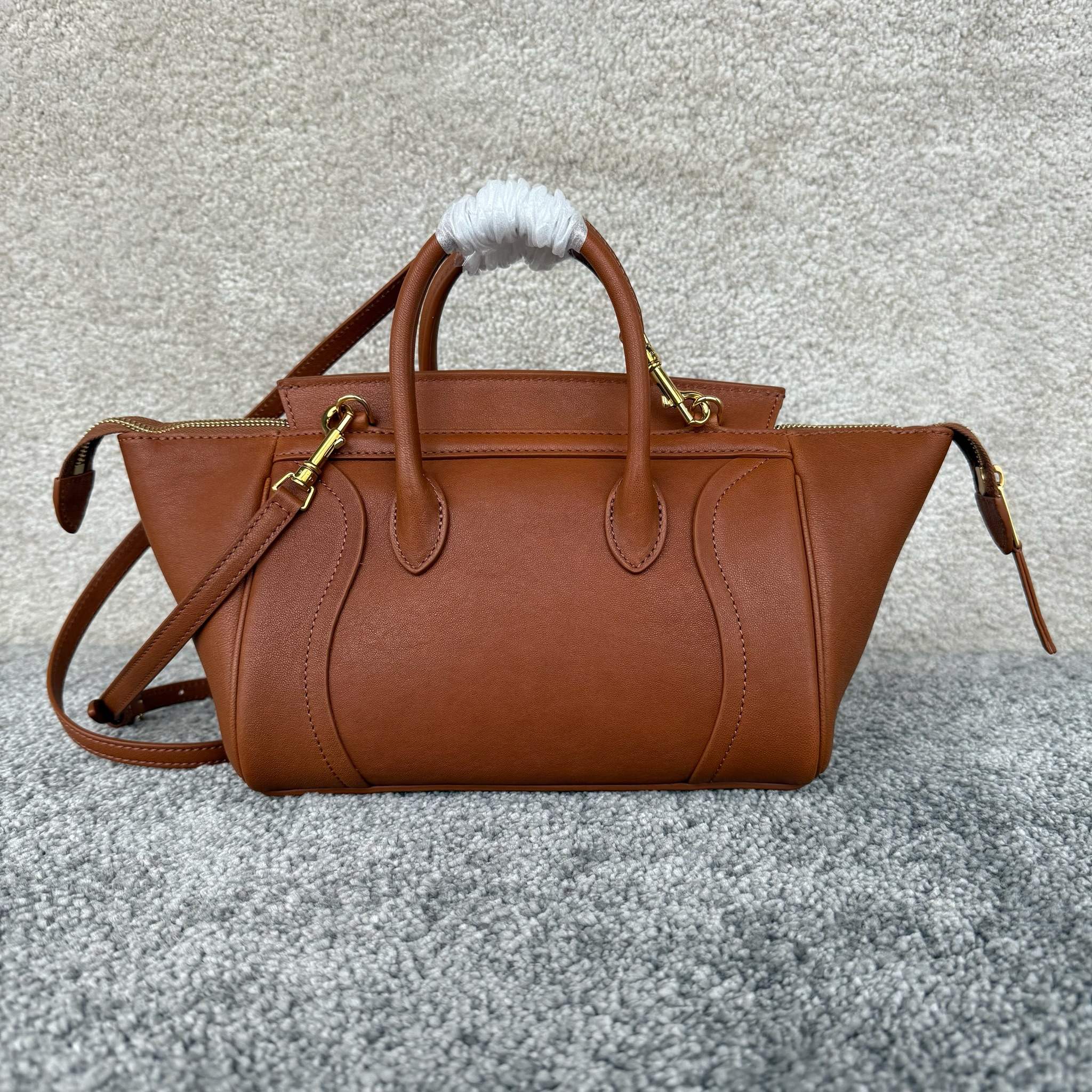 高品质原厂NEW LUGGAGE小号手袋38.5X11.5X16.5厘米)羊皮革牛剖层革衬里金色饰面手提