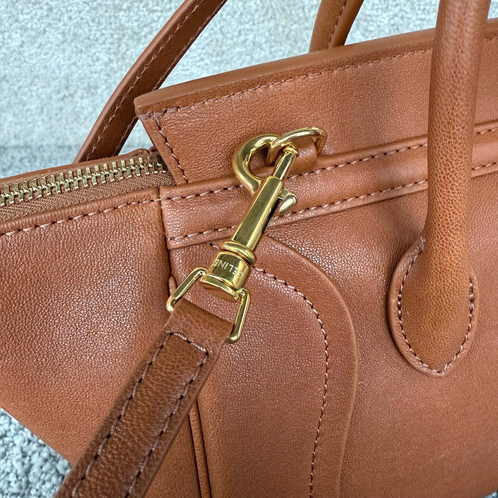 高品质原厂NEW LUGGAGE小号手袋38.5X11.5X16.5厘米)羊皮革牛剖层革衬里金色饰面手提