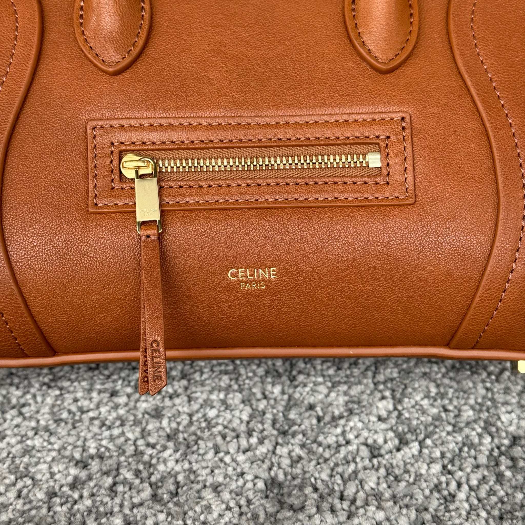 高品质原厂NEW LUGGAGE小号手袋38.5X11.5X16.5厘米)羊皮革牛剖层革衬里金色饰面手提