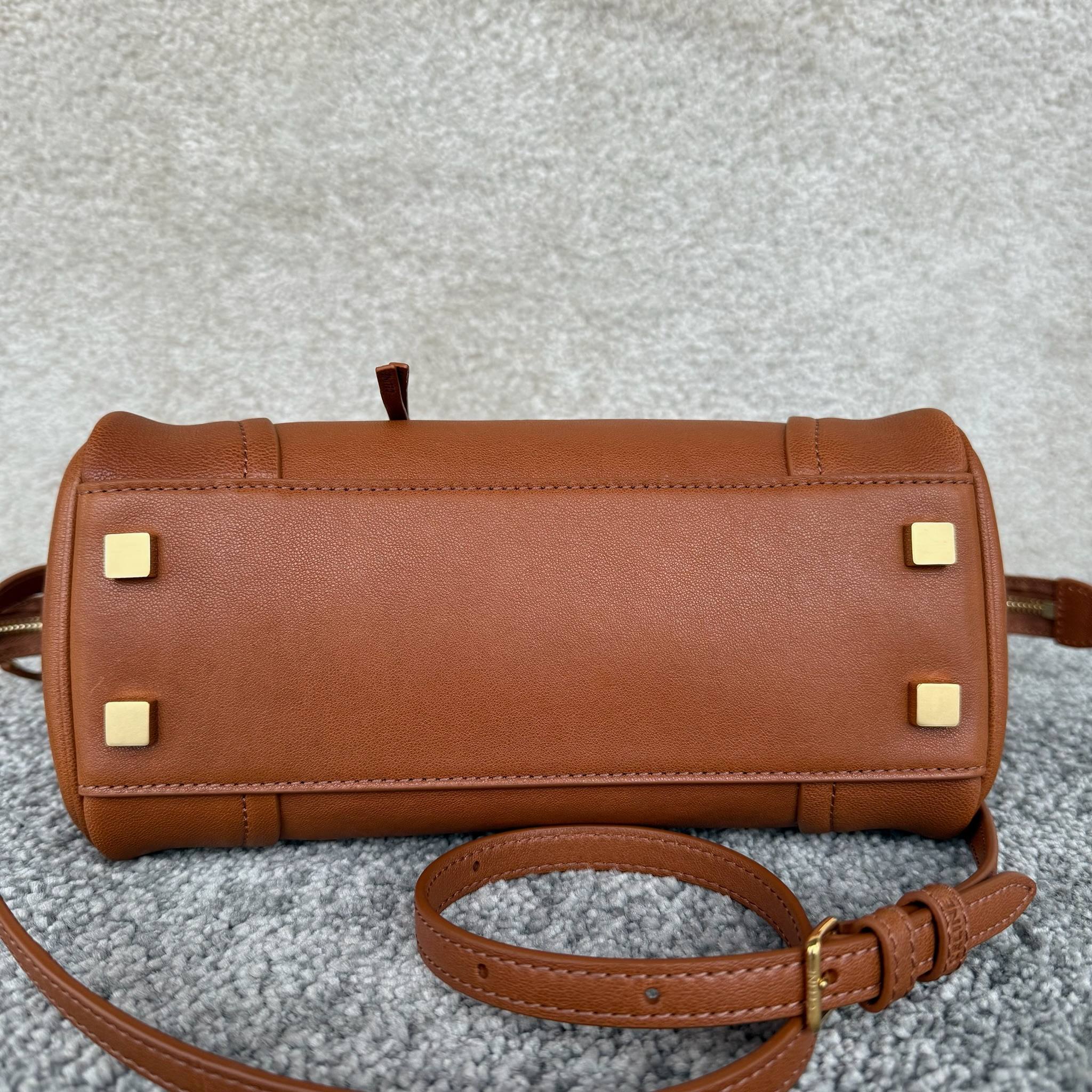 高品质原厂NEW LUGGAGE小号手袋38.5X11.5X16.5厘米)羊皮革牛剖层革衬里金色饰面手提