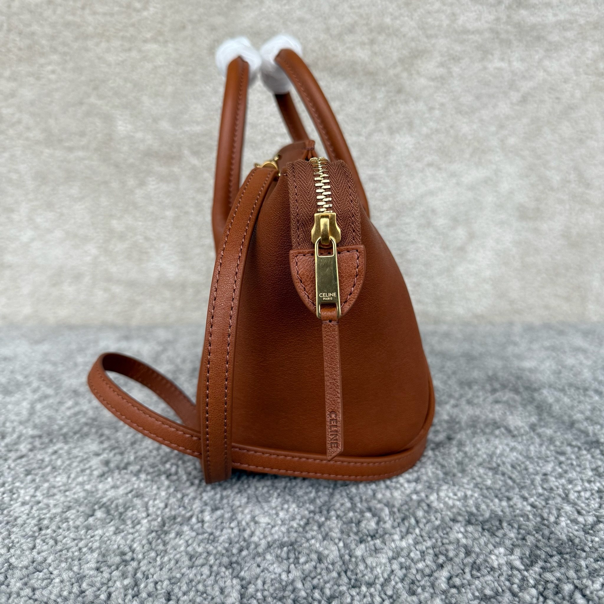 高品质原厂NEW LUGGAGE小号手袋38.5X11.5X16.5厘米)羊皮革牛剖层革衬里金色饰面手提