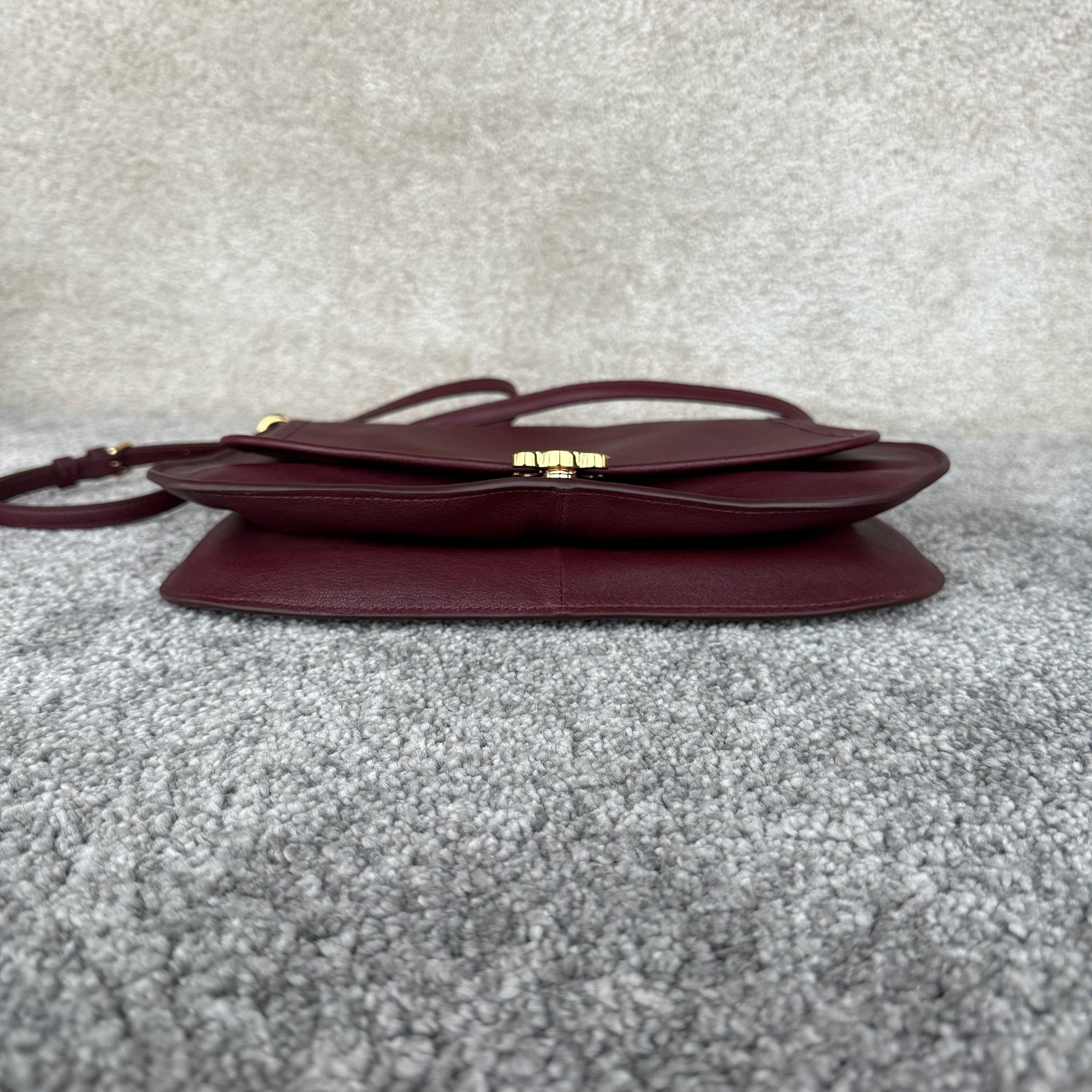 SOFT TRIOMPHE BESACE手袋(32X2X26厘米)羊皮革牛剖层革衬里金色饰面肩背，斜挎T