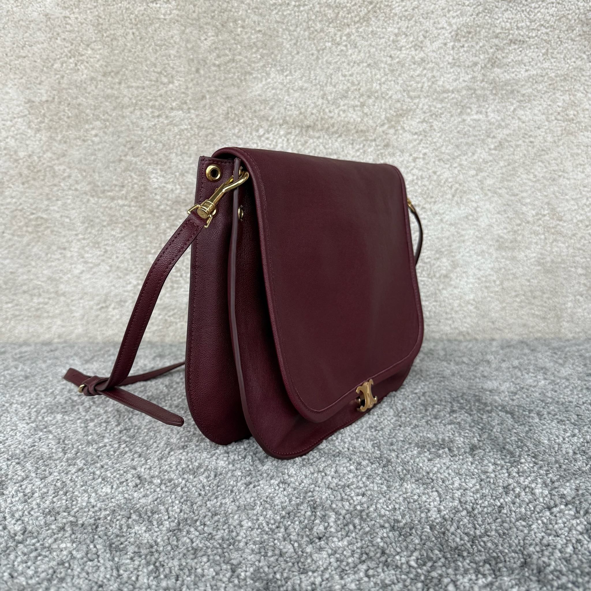 SOFT TRIOMPHE BESACE手袋(32X2X26厘米)羊皮革牛剖层革衬里金色饰面肩背，斜挎T