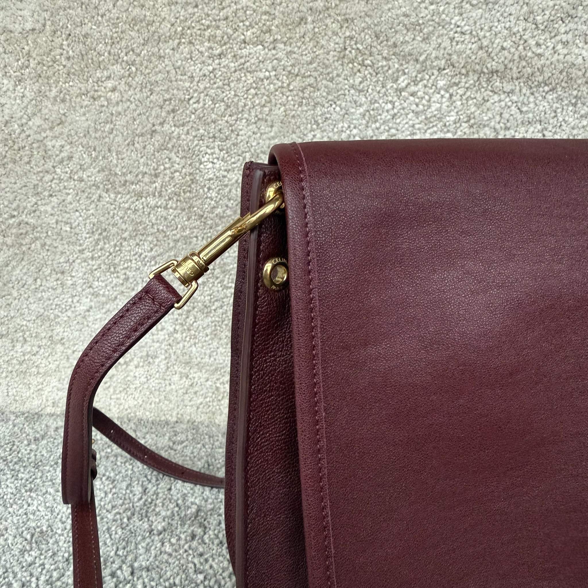 SOFT TRIOMPHE BESACE手袋(32X2X26厘米)羊皮革牛剖层革衬里金色饰面肩背，斜挎T