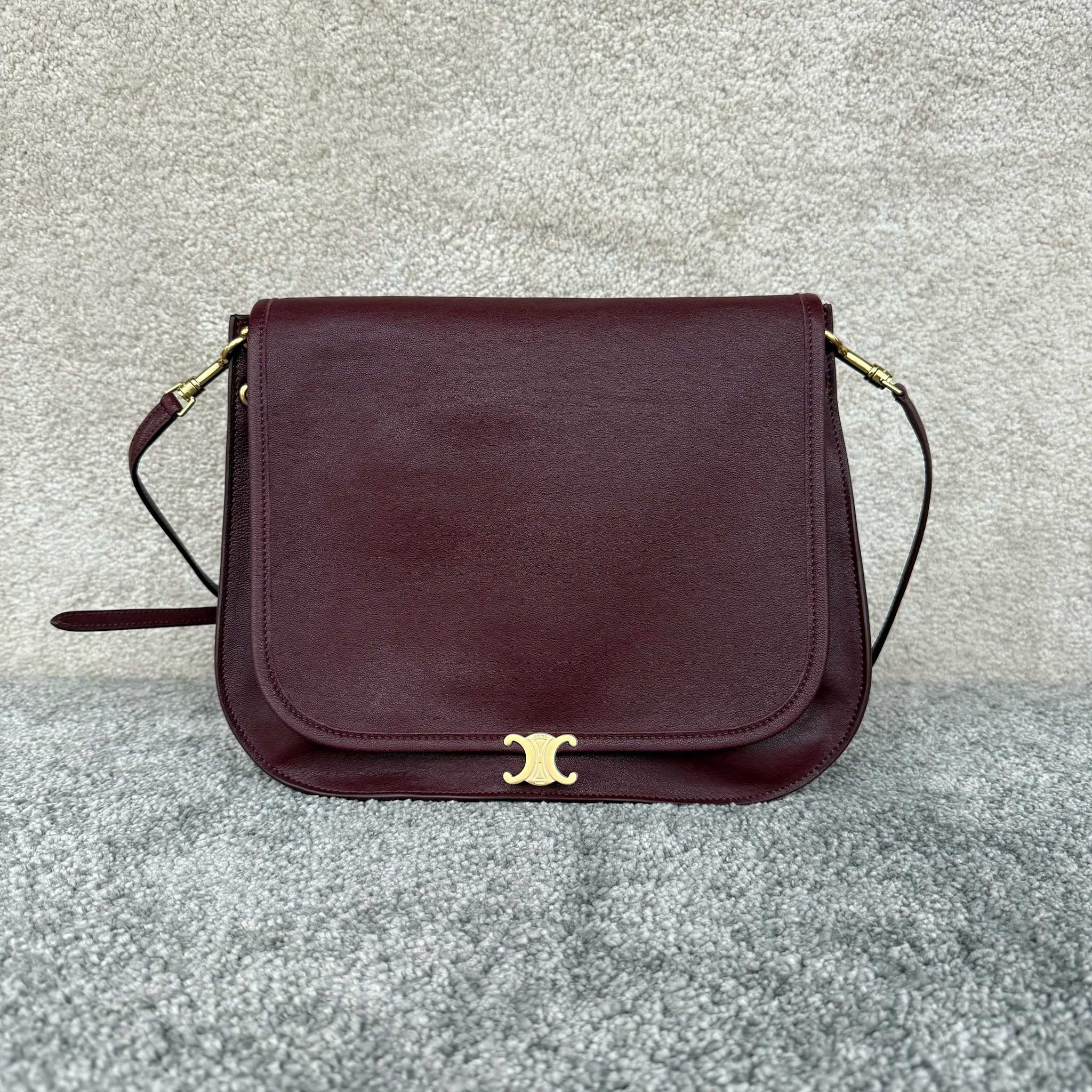 SOFT TRIOMPHE BESACE手袋(32X2X26厘米)羊皮革牛剖层革衬里金色饰面肩背，斜挎T