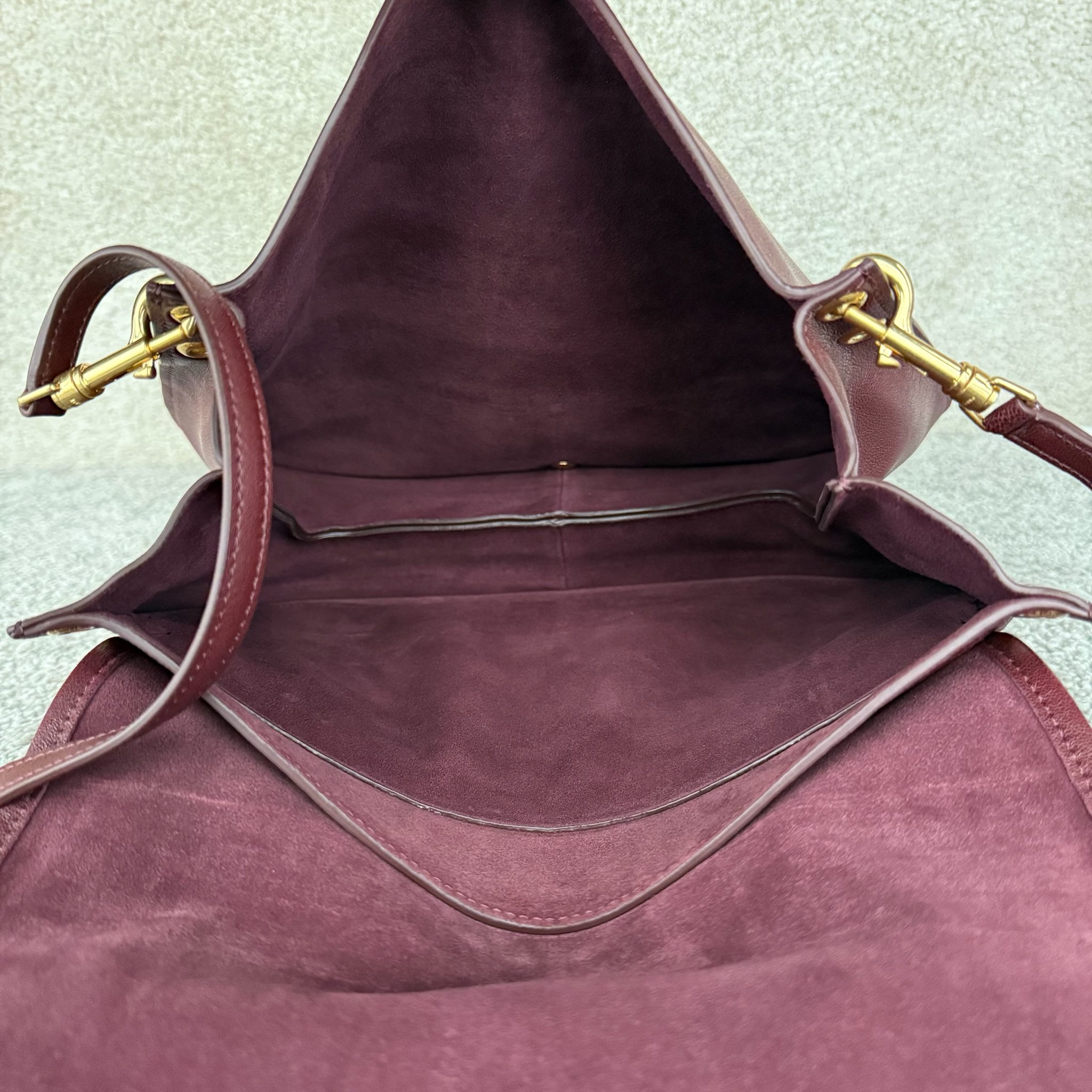 SOFT TRIOMPHE BESACE手袋(32X2X26厘米)羊皮革牛剖层革衬里金色饰面肩背，斜挎T