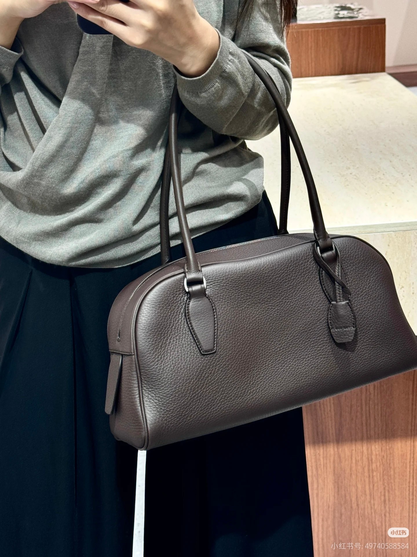 the ro w india长柄小众狠货质感控必看!秋冬大衣最佳CP这只咖色长柄真的太绝了质感温润低调，