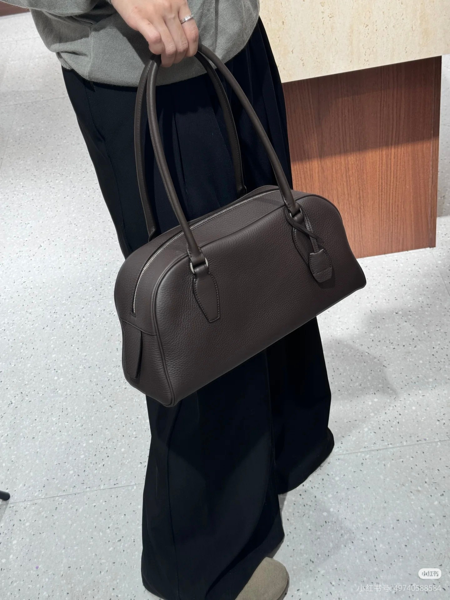 the ro w india长柄小众狠货质感控必看!秋冬大衣最佳CP这只咖色长柄真的太绝了质感温润低调，