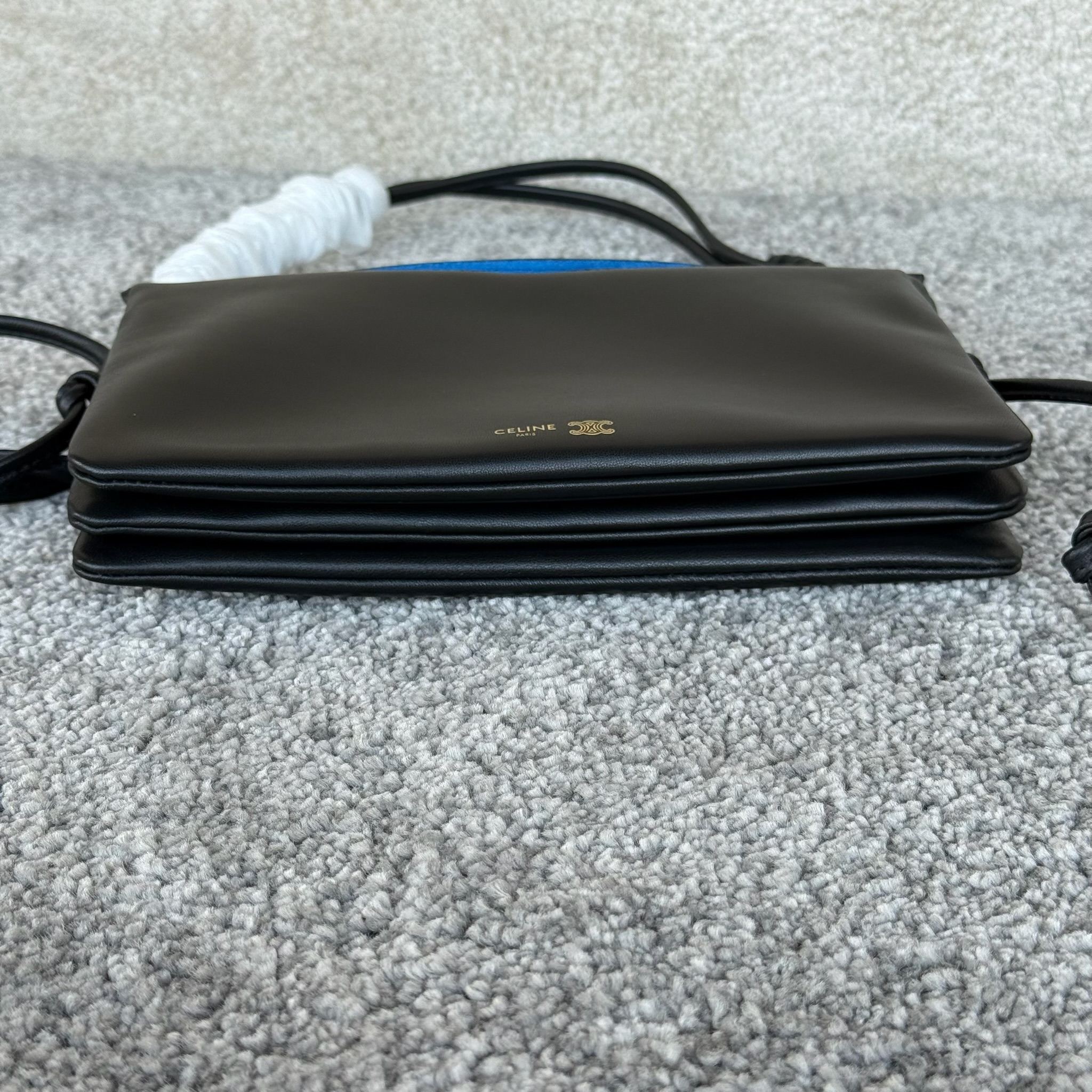 TRIO FLAP手袋迷你手袋，本款型可装下PLUS等较大的智能手机机型 22X14X4厘米)羊皮革牛剖