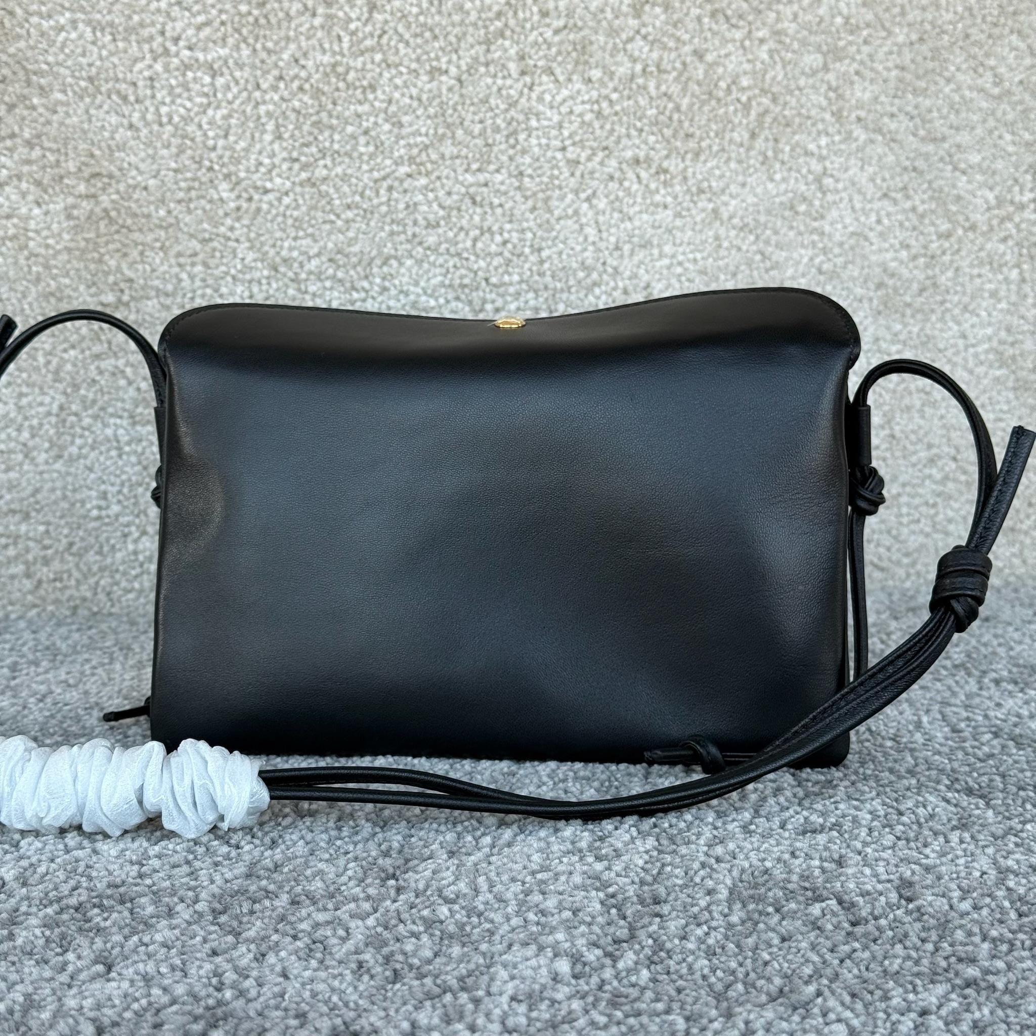 TRIO FLAP手袋迷你手袋，本款型可装下PLUS等较大的智能手机机型 22X14X4厘米)羊皮革牛剖