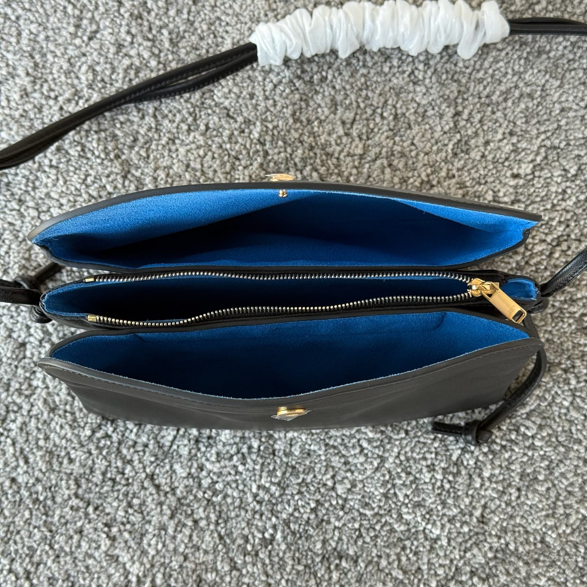 TRIO FLAP手袋迷你手袋，本款型可装下PLUS等较大的智能手机机型 22X14X4厘米)羊皮革牛剖