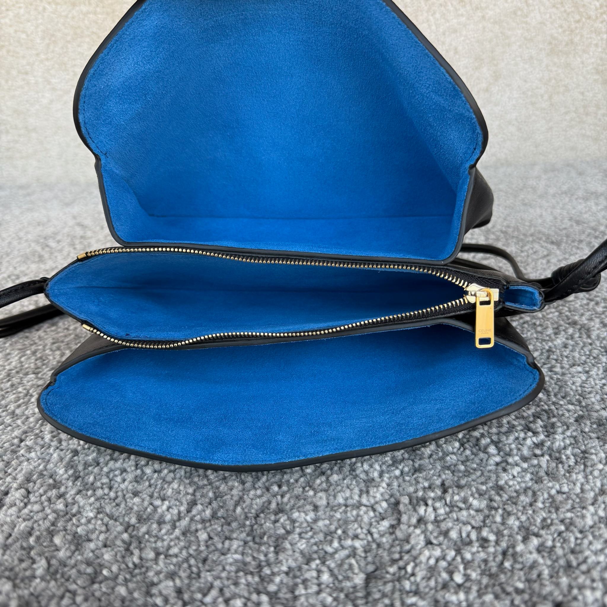 TRIO FLAP手袋迷你手袋，本款型可装下PLUS等较大的智能手机机型 22X14X4厘米)羊皮革牛剖