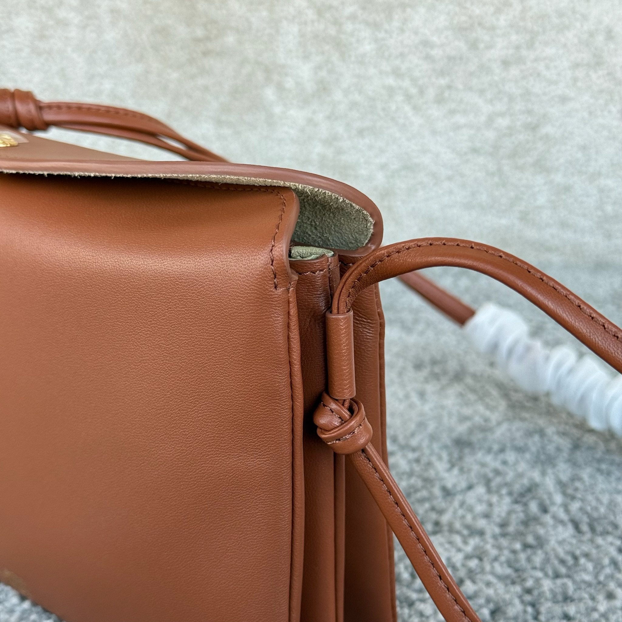 TRIO FLAP手袋迷你手袋，本款型可装下PLUS等较大的智能手机机型 22X14X4厘米)羊皮革牛剖