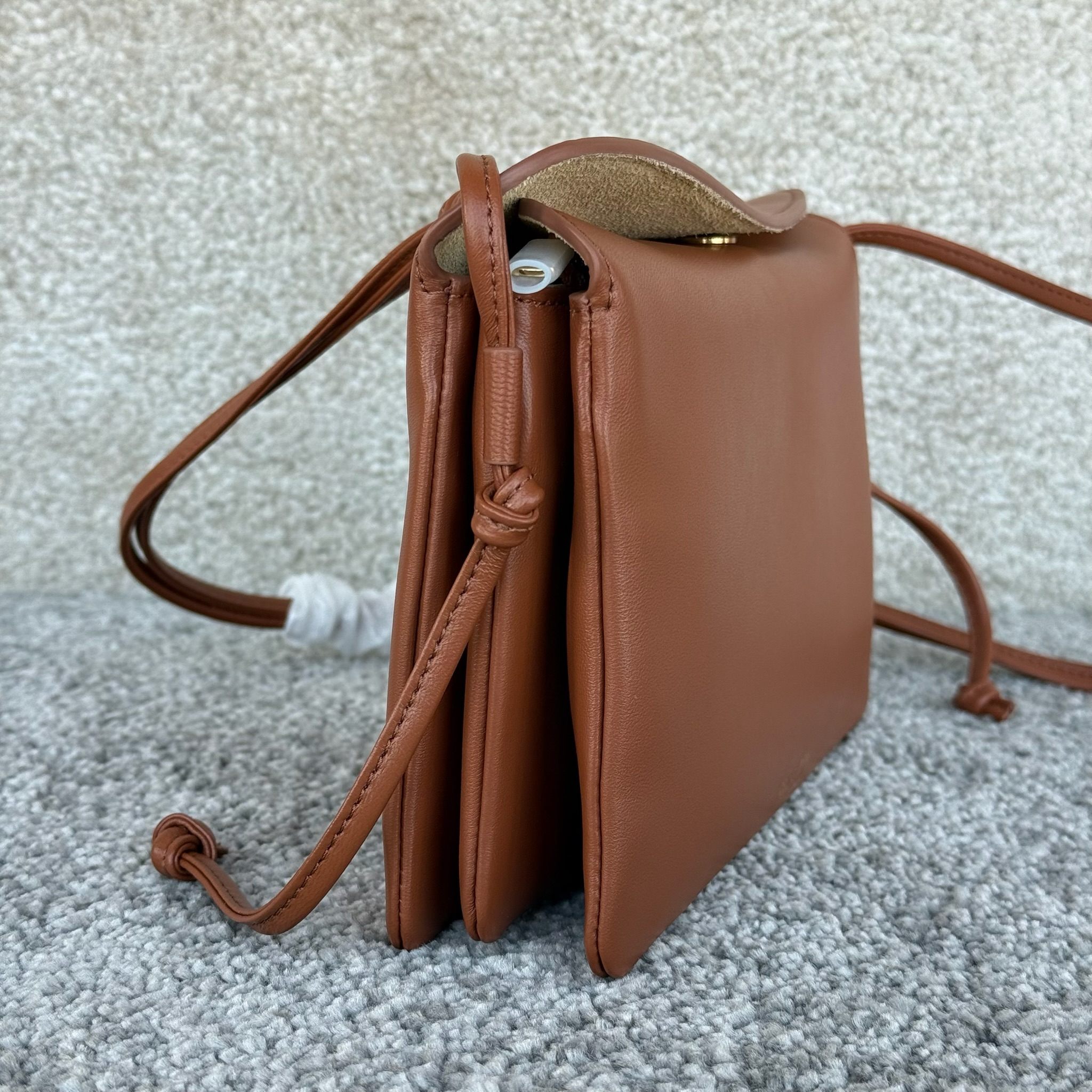 TRIO FLAP手袋迷你手袋，本款型可装下PLUS等较大的智能手机机型 22X14X4厘米)羊皮革牛剖