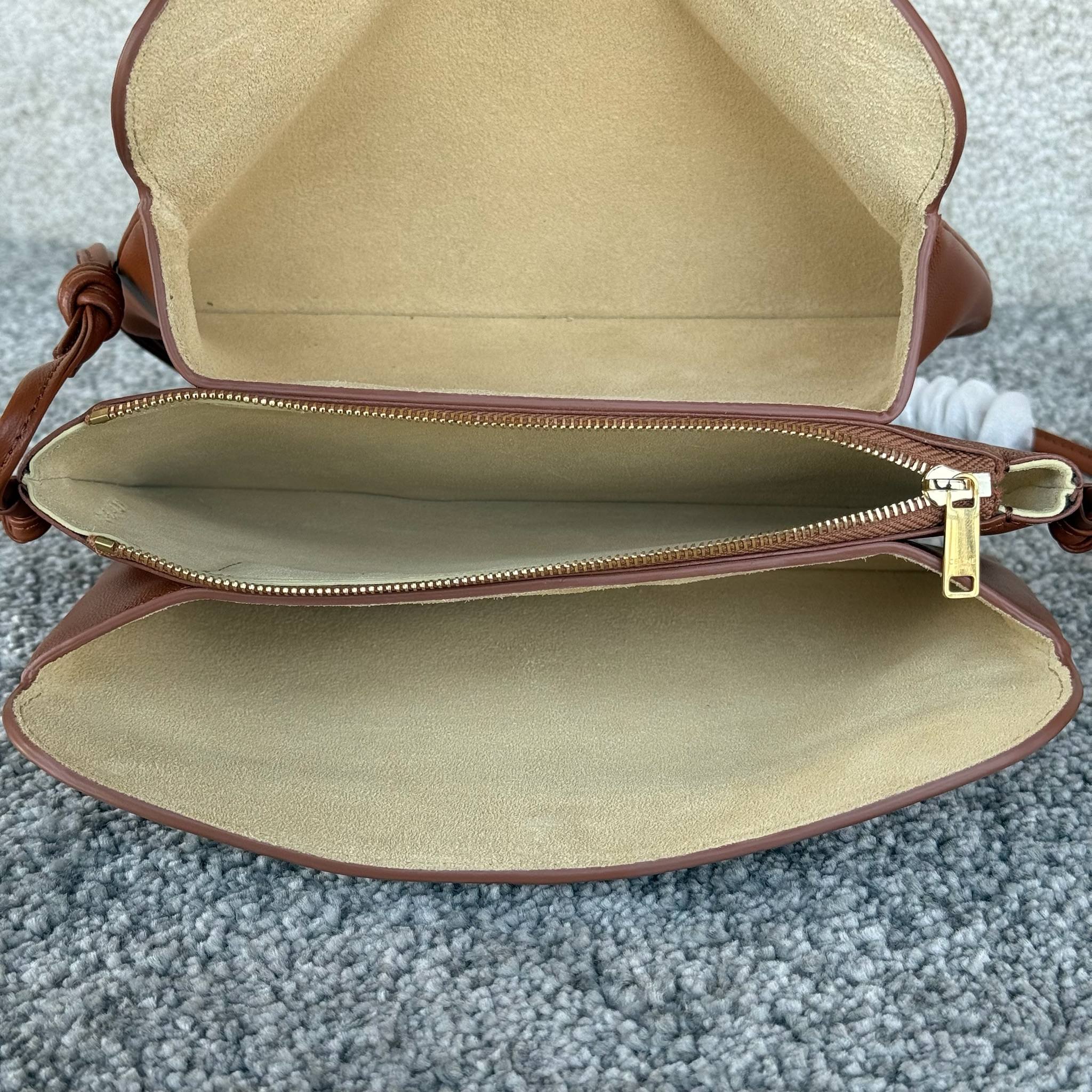 TRIO FLAP手袋迷你手袋，本款型可装下PLUS等较大的智能手机机型 22X14X4厘米)羊皮革牛剖