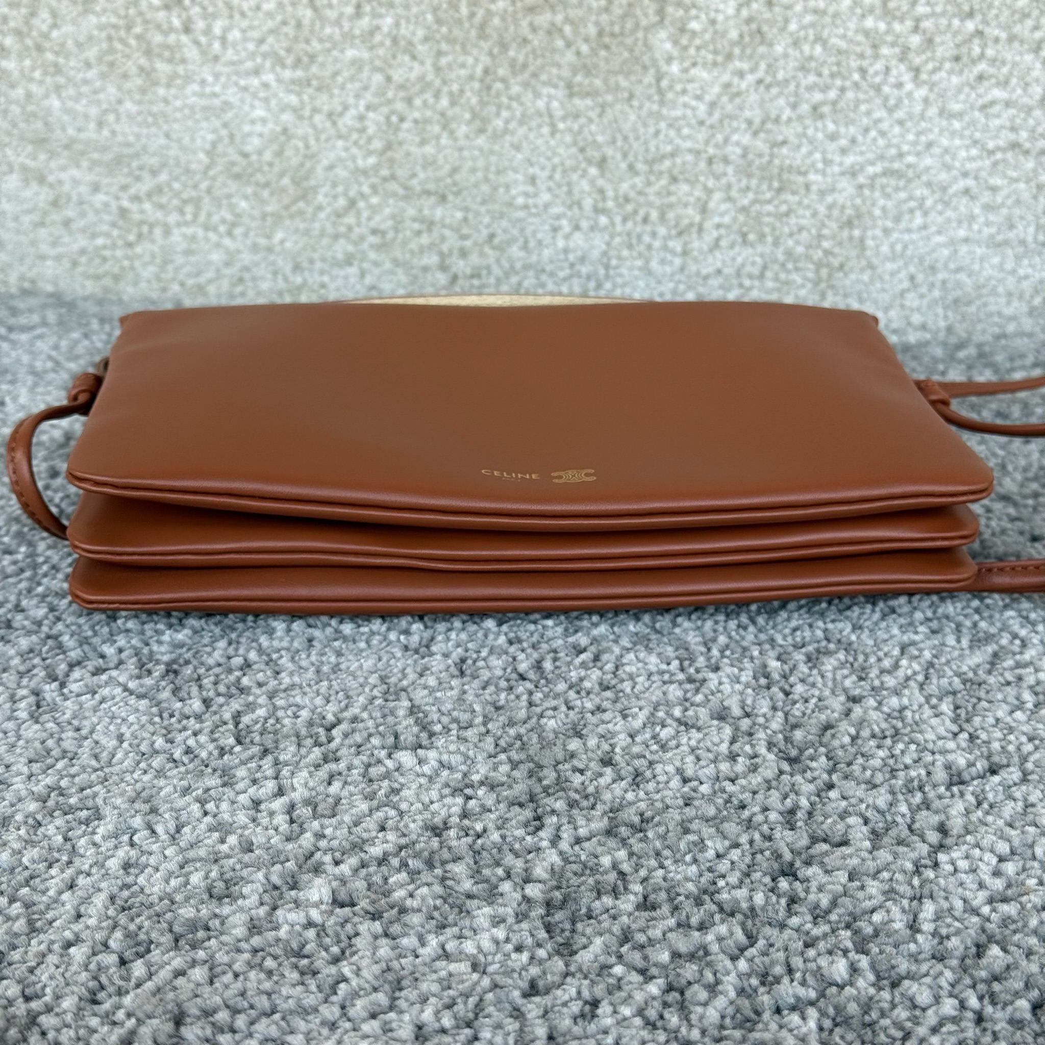 TRIO FLAP手袋迷你手袋，本款型可装下PLUS等较大的智能手机机型 22X14X4厘米)羊皮革牛剖