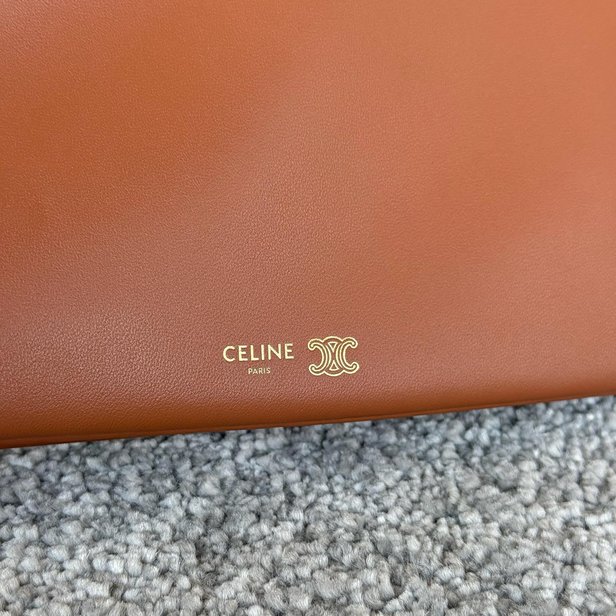 TRIO FLAP手袋迷你手袋，本款型可装下PLUS等较大的智能手机机型 22X14X4厘米)羊皮革牛剖