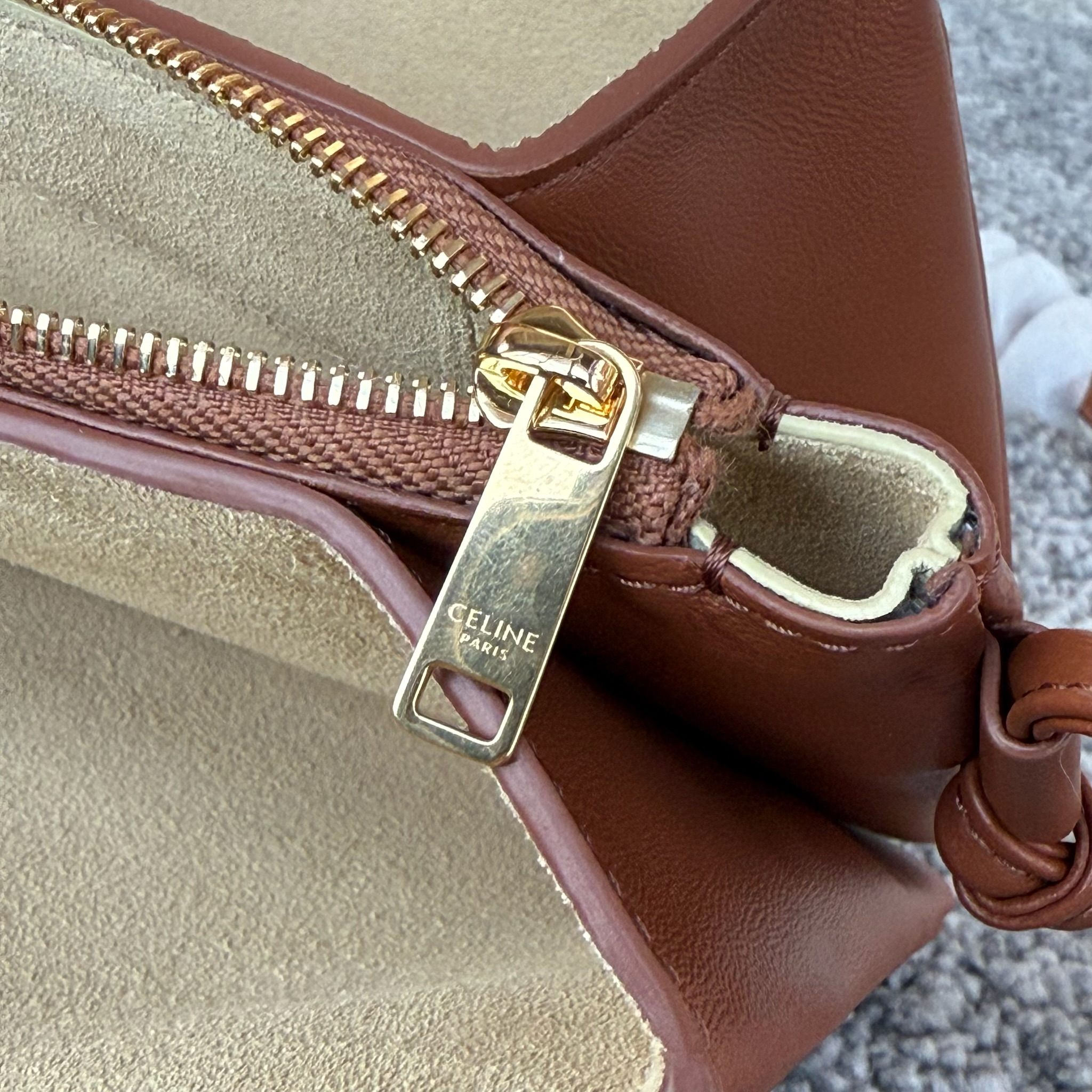 TRIO FLAP手袋迷你手袋，本款型可装下PLUS等较大的智能手机机型 22X14X4厘米)羊皮革牛剖