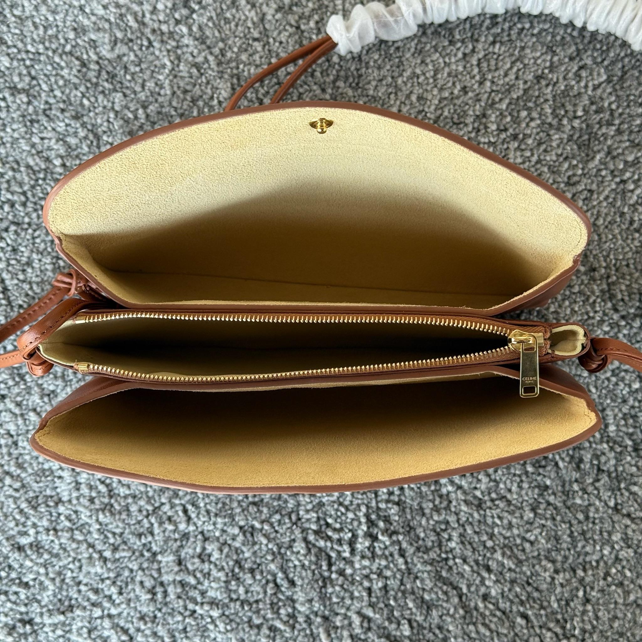 TRIO FLAP手袋迷你手袋，本款型可装下PLUS等较大的智能手机机型 22X14X4厘米)羊皮革牛剖