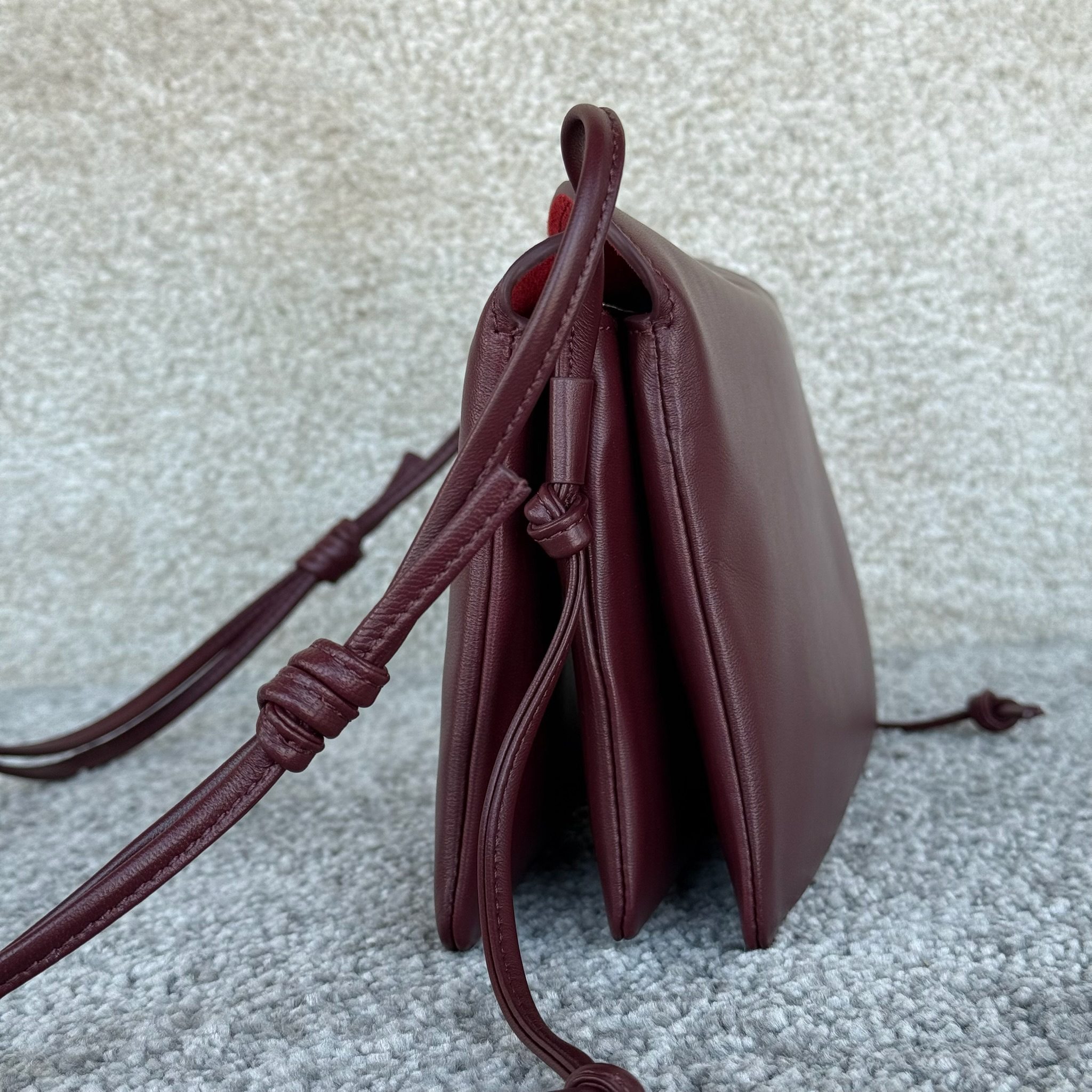 TRIO FLAP手袋迷你手袋，本款型可装下PLUS等较大的智能手机机型 22X14X4厘米)羊皮革牛剖