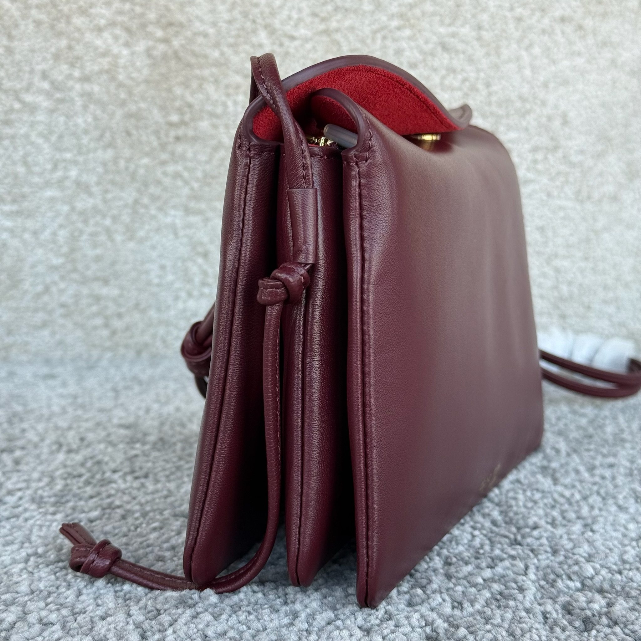 TRIO FLAP手袋迷你手袋，本款型可装下PLUS等较大的智能手机机型 22X14X4厘米)羊皮革牛剖