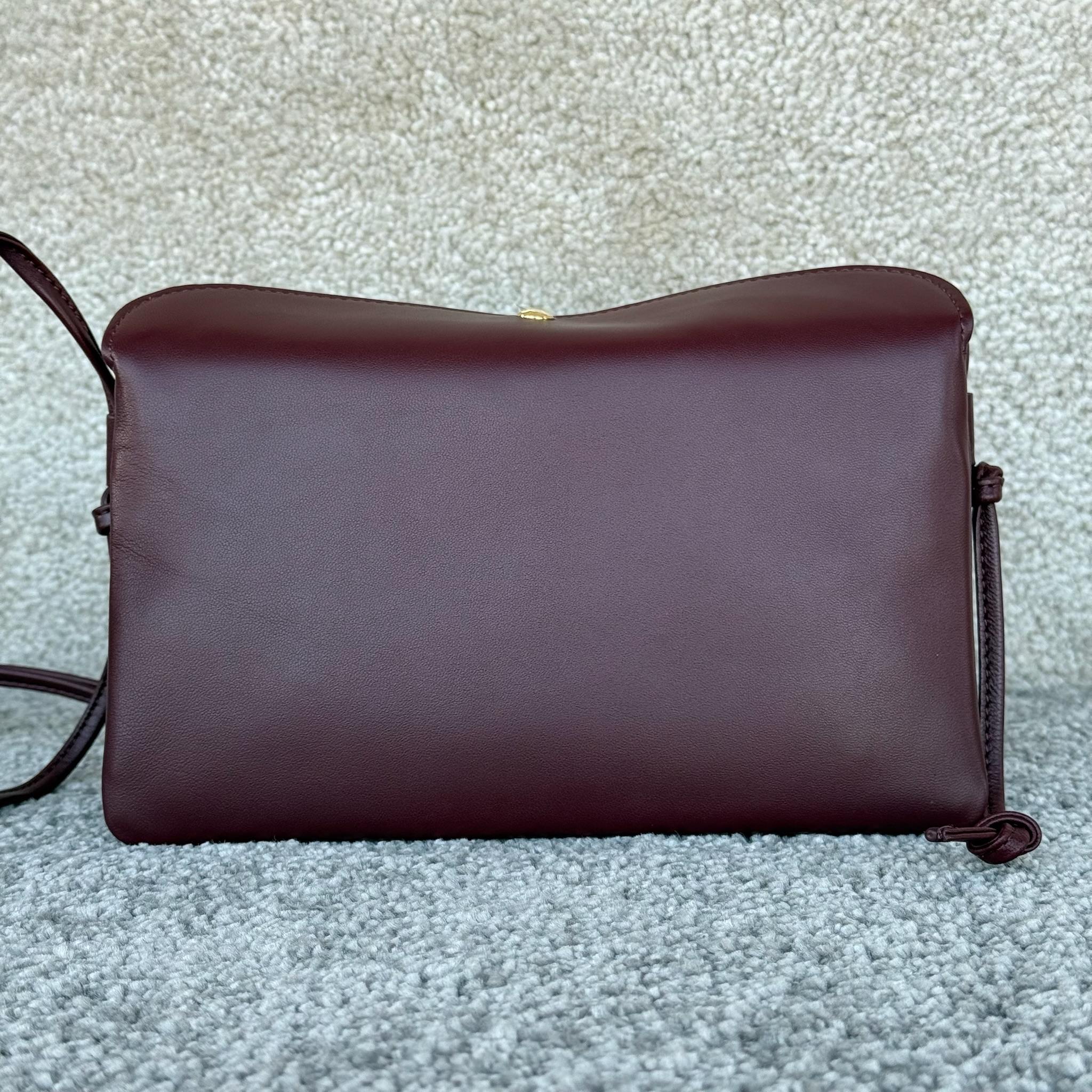 TRIO FLAP手袋迷你手袋，本款型可装下PLUS等较大的智能手机机型 22X14X4厘米)羊皮革牛剖