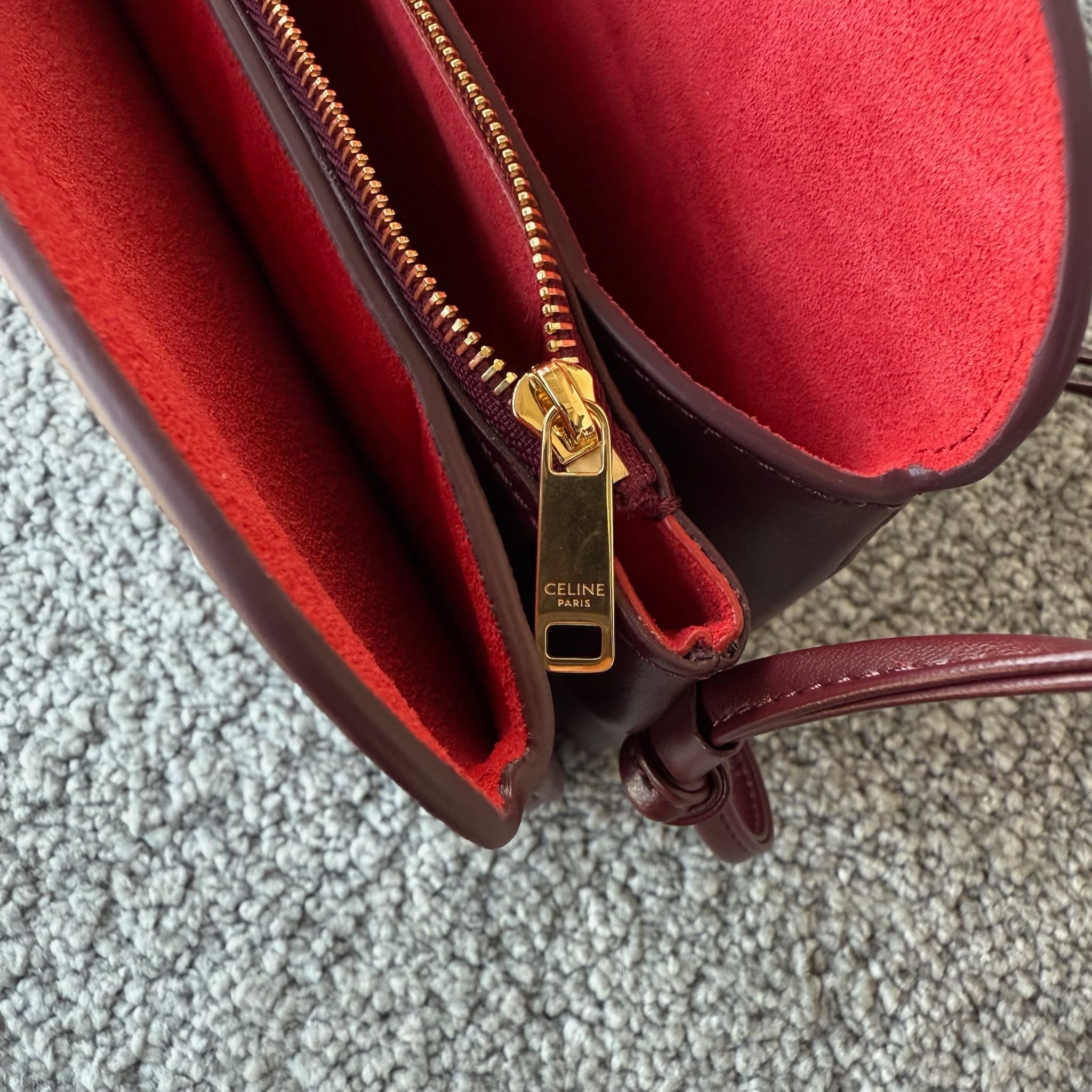 TRIO FLAP手袋迷你手袋，本款型可装下PLUS等较大的智能手机机型 22X14X4厘米)羊皮革牛剖