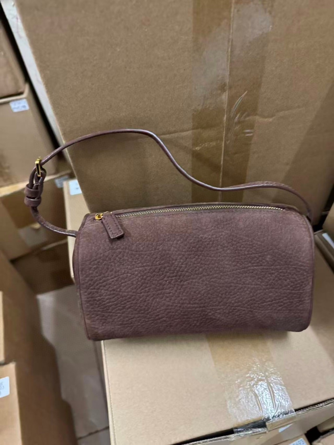 The Ro w 笔桶包新品笔袋包形状确实很像小时候用的笔袋～可以手拎，腋下背的话有点小紧张 关键的是质