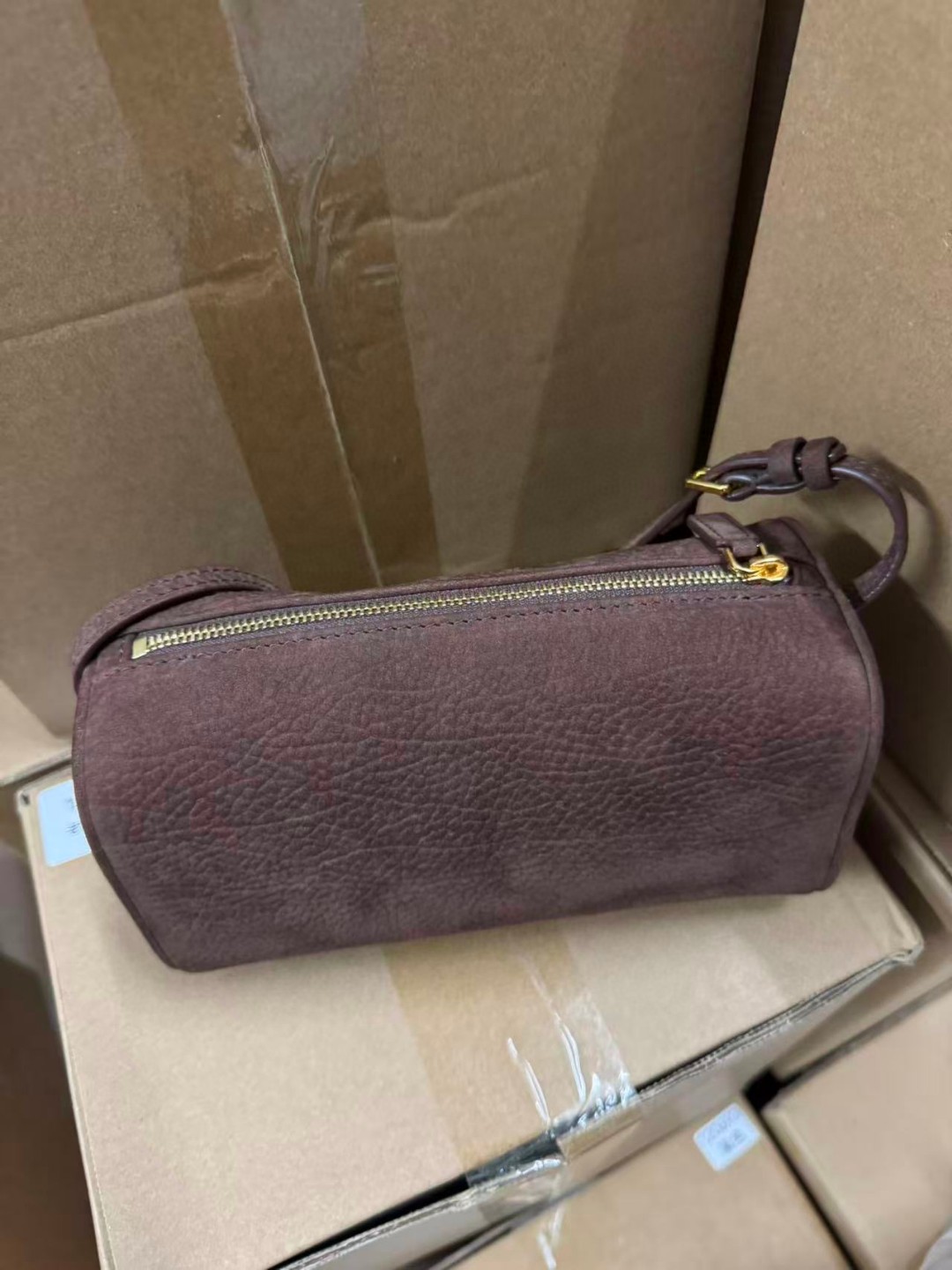 The Ro w 笔桶包新品笔袋包形状确实很像小时候用的笔袋～可以手拎，腋下背的话有点小紧张 关键的是质