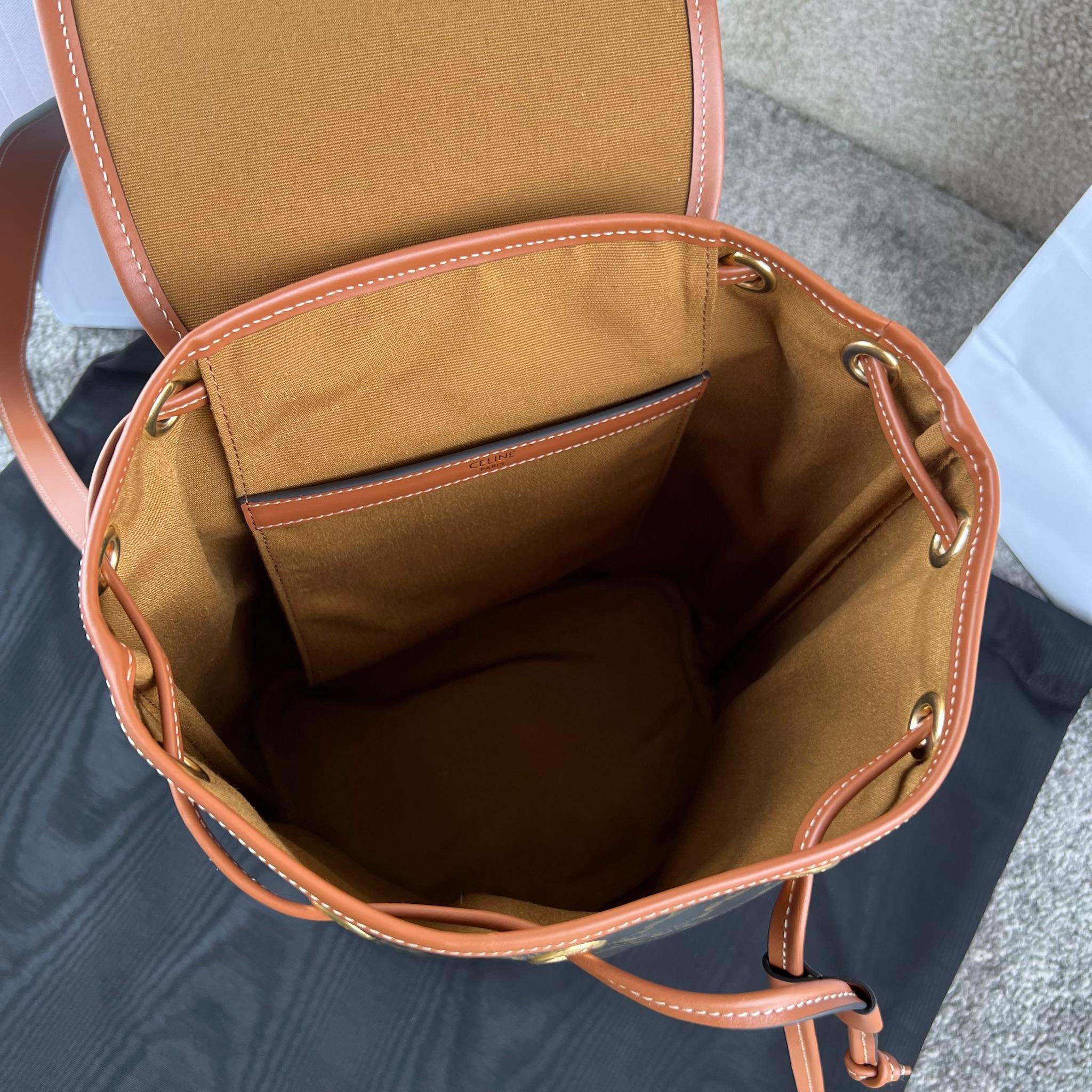 FOLCO标志印花牛皮革中号背包，TRIOMPHE CANVAS标志印花，牛皮革包边织物面料衬里金色饰面