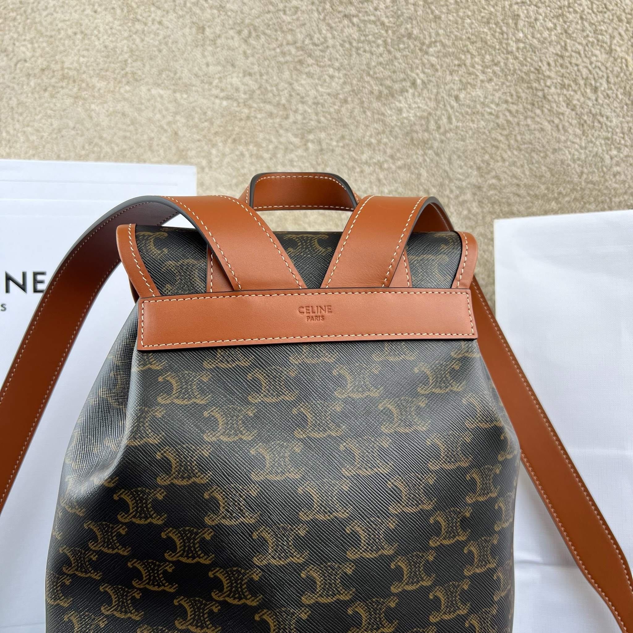 FOLCO标志印花牛皮革中号背包，TRIOMPHE CANVAS标志印花，牛皮革包边织物面料衬里金色饰面