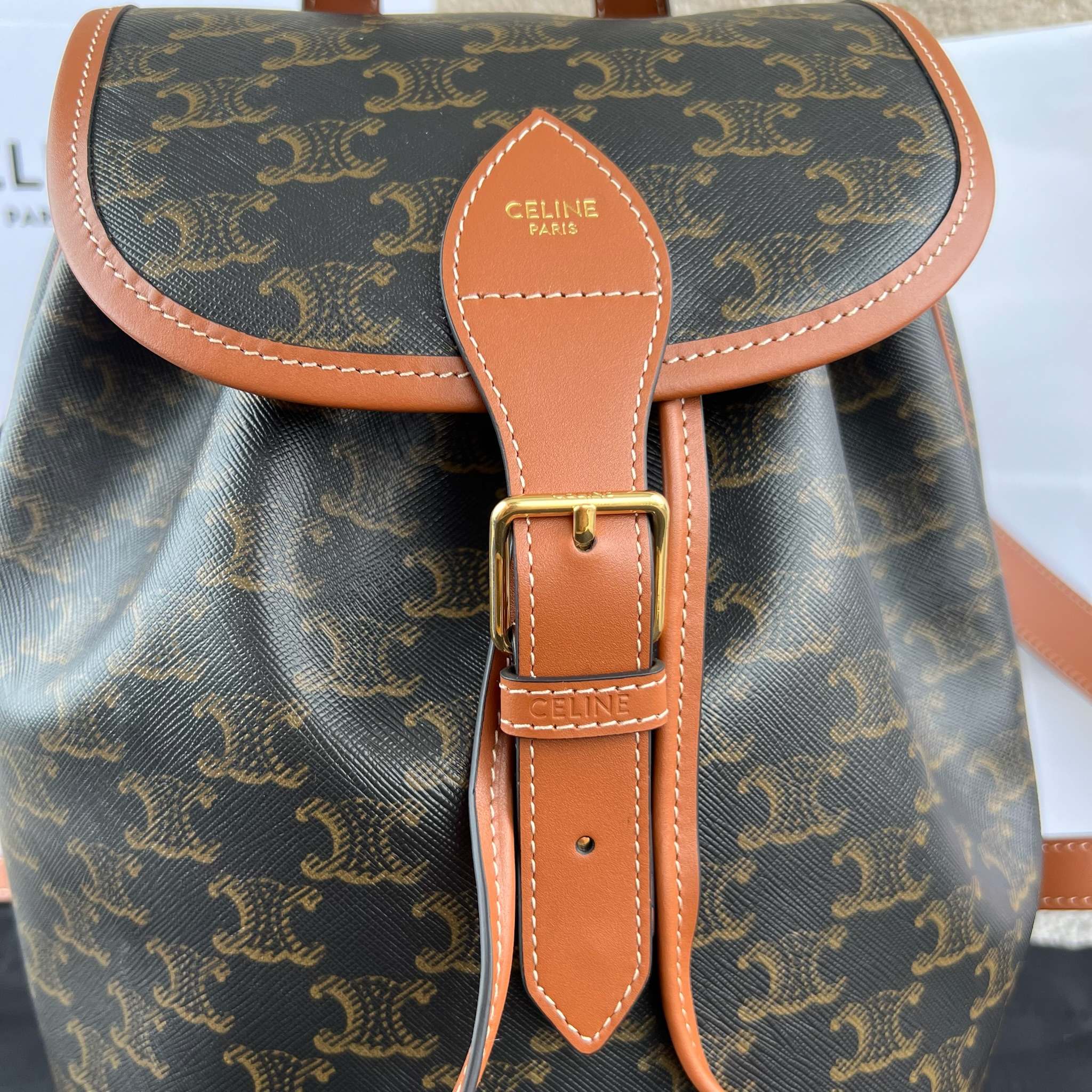 FOLCO标志印花牛皮革中号背包，TRIOMPHE CANVAS标志印花，牛皮革包边织物面料衬里金色饰面