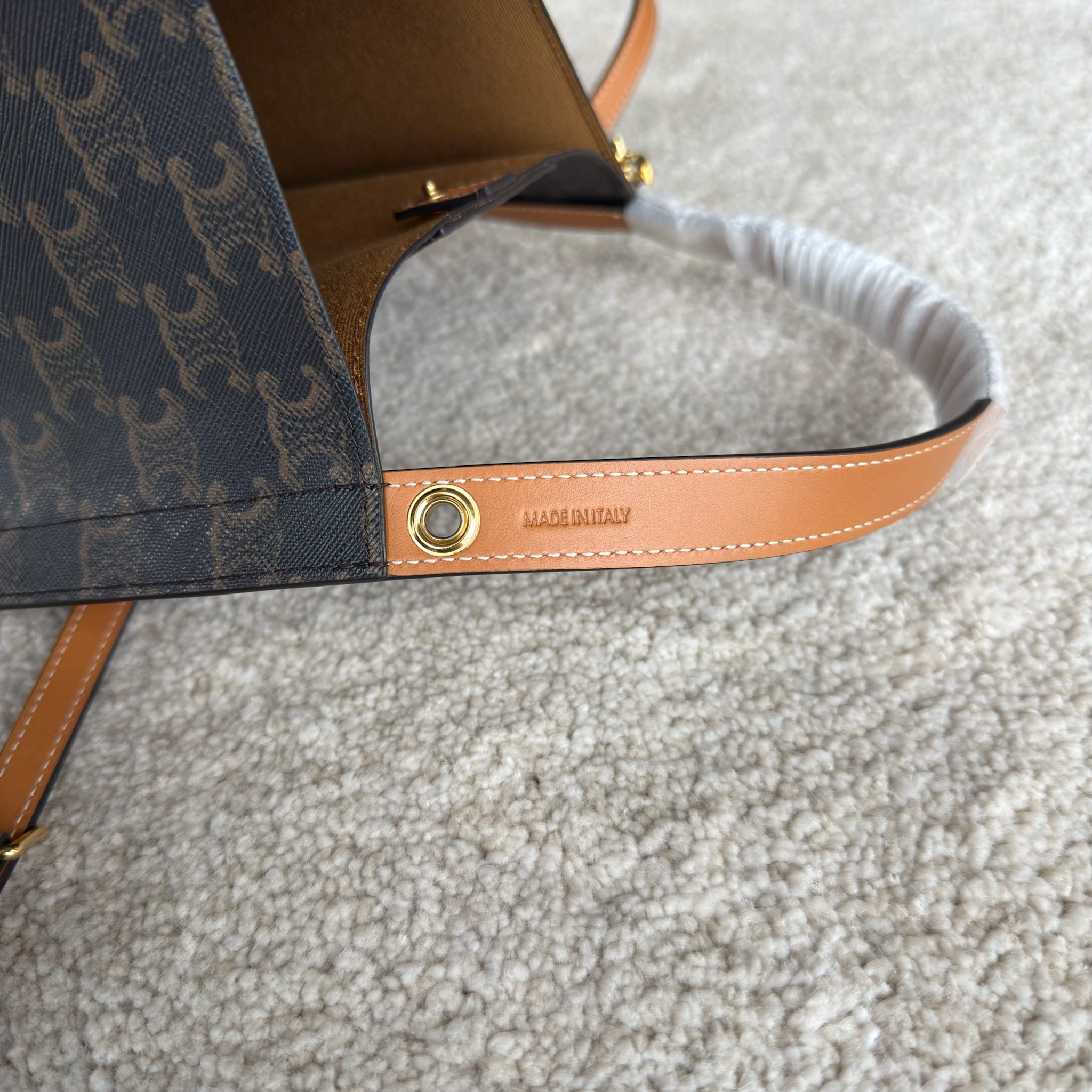 CUBE小号标志印花手袋18.5X21X17厘米)标志印花，人造革织物金色饰面手提，肩背和斜挎1个主隔层