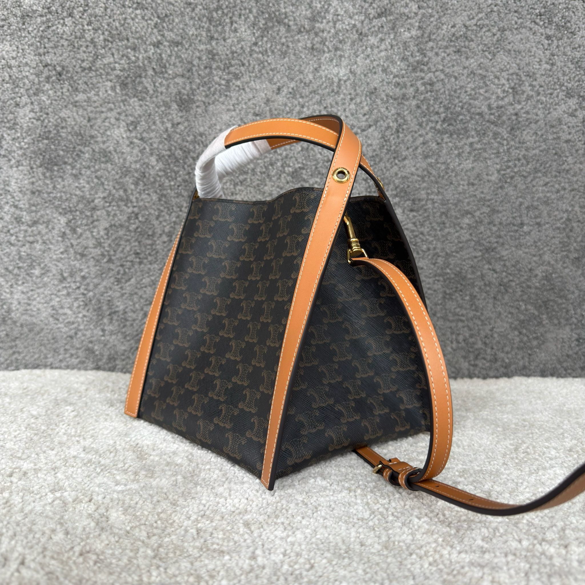 CUBE小号标志印花手袋18.5X21X17厘米)标志印花，人造革织物金色饰面手提，肩背和斜挎1个主隔层