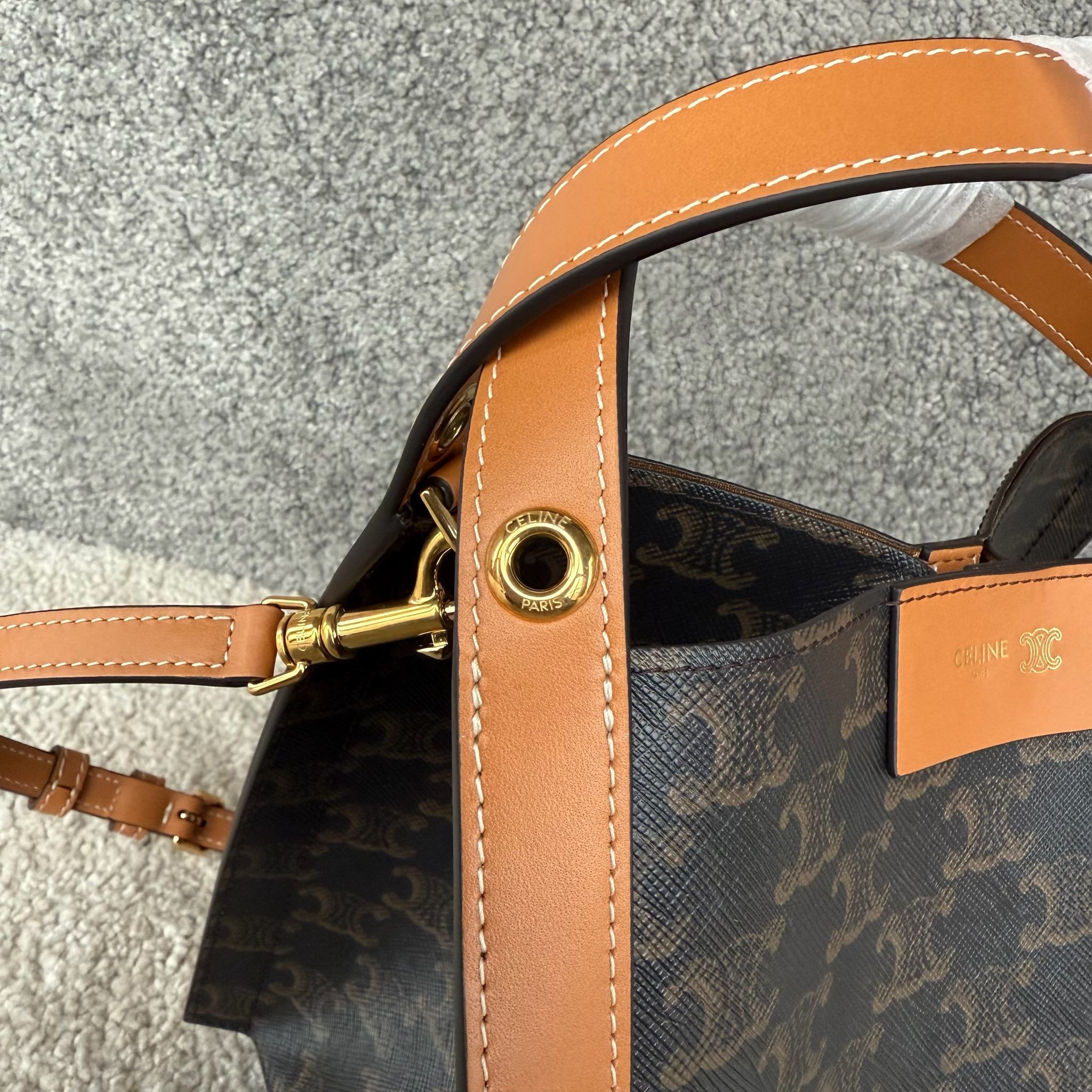 CUBE小号标志印花手袋18.5X21X17厘米)标志印花，人造革织物金色饰面手提，肩背和斜挎1个主隔层