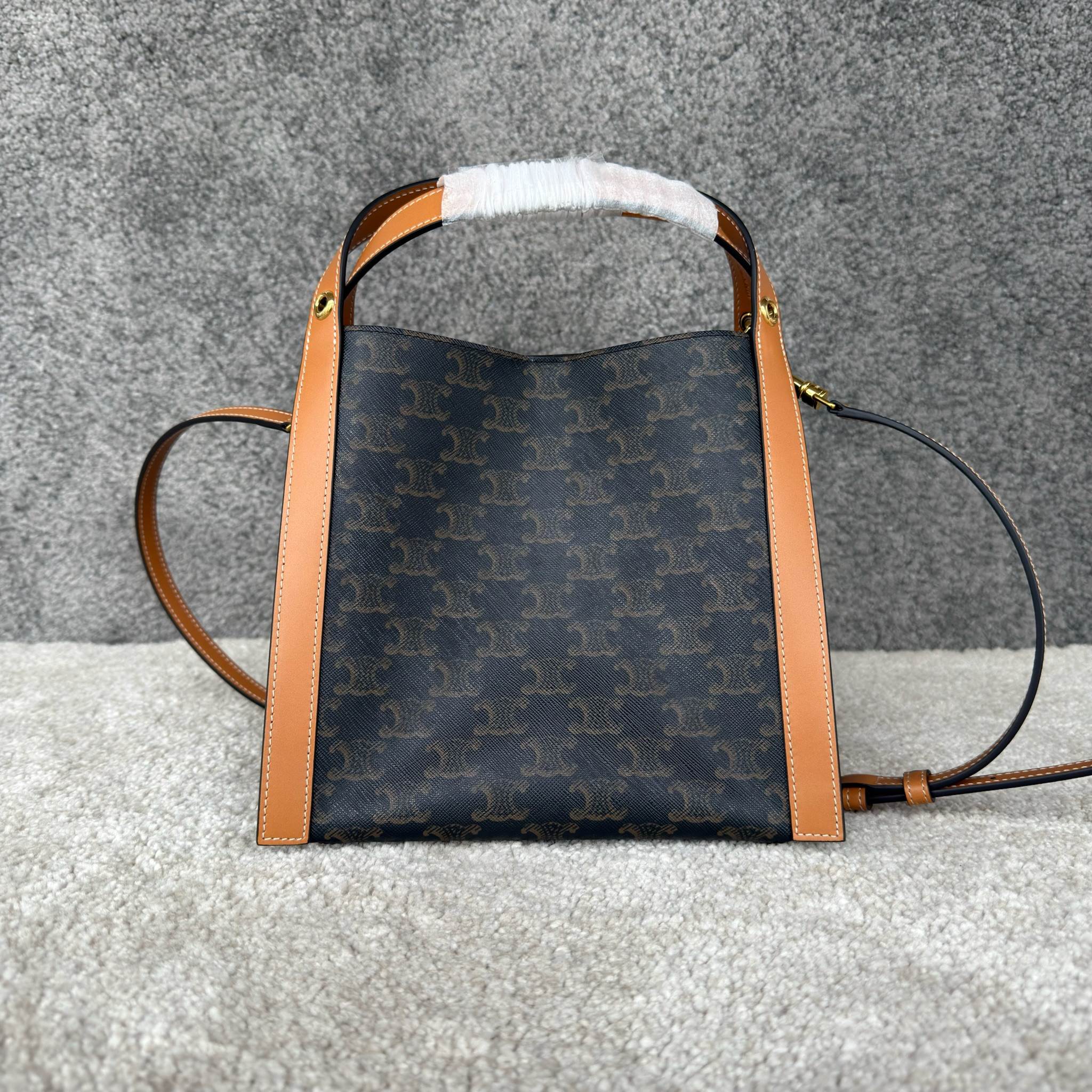 CUBE小号标志印花手袋18.5X21X17厘米)标志印花，人造革织物金色饰面手提，肩背和斜挎1个主隔层