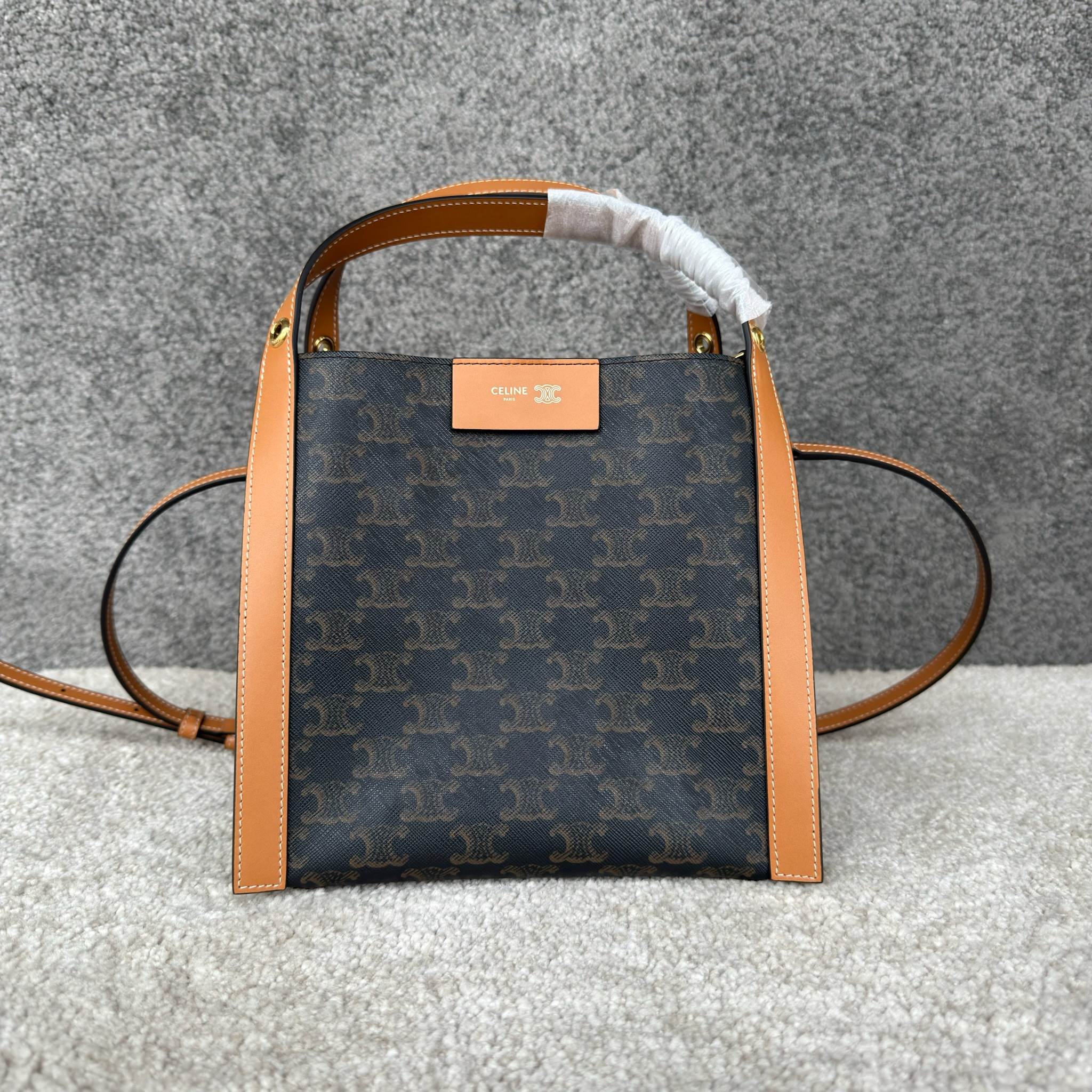 CUBE小号标志印花手袋18.5X21X17厘米)标志印花，人造革织物金色饰面手提，肩背和斜挎1个主隔层