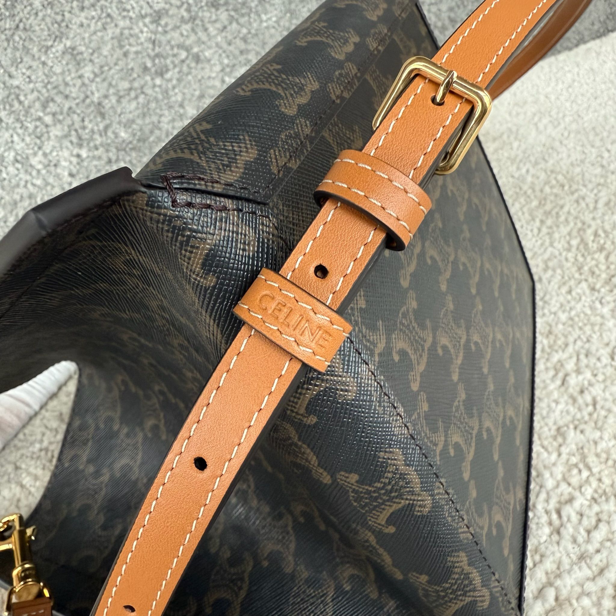 CUBE小号标志印花手袋18.5X21X17厘米)标志印花，人造革织物金色饰面手提，肩背和斜挎1个主隔层