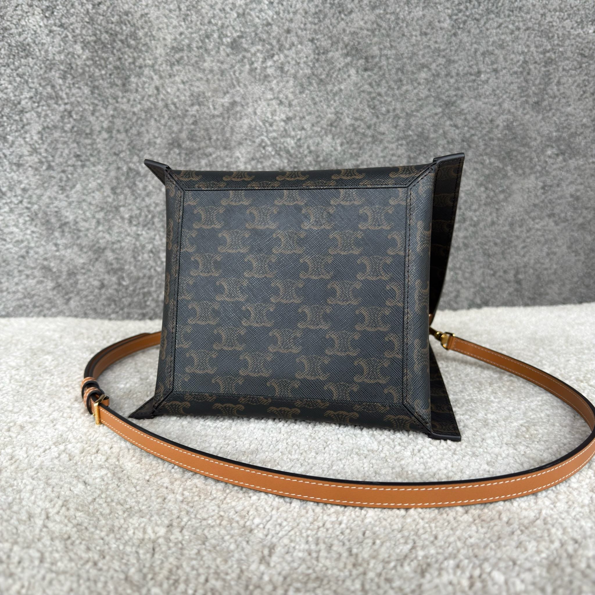 CUBE小号标志印花手袋18.5X21X17厘米)标志印花，人造革织物金色饰面手提，肩背和斜挎1个主隔层